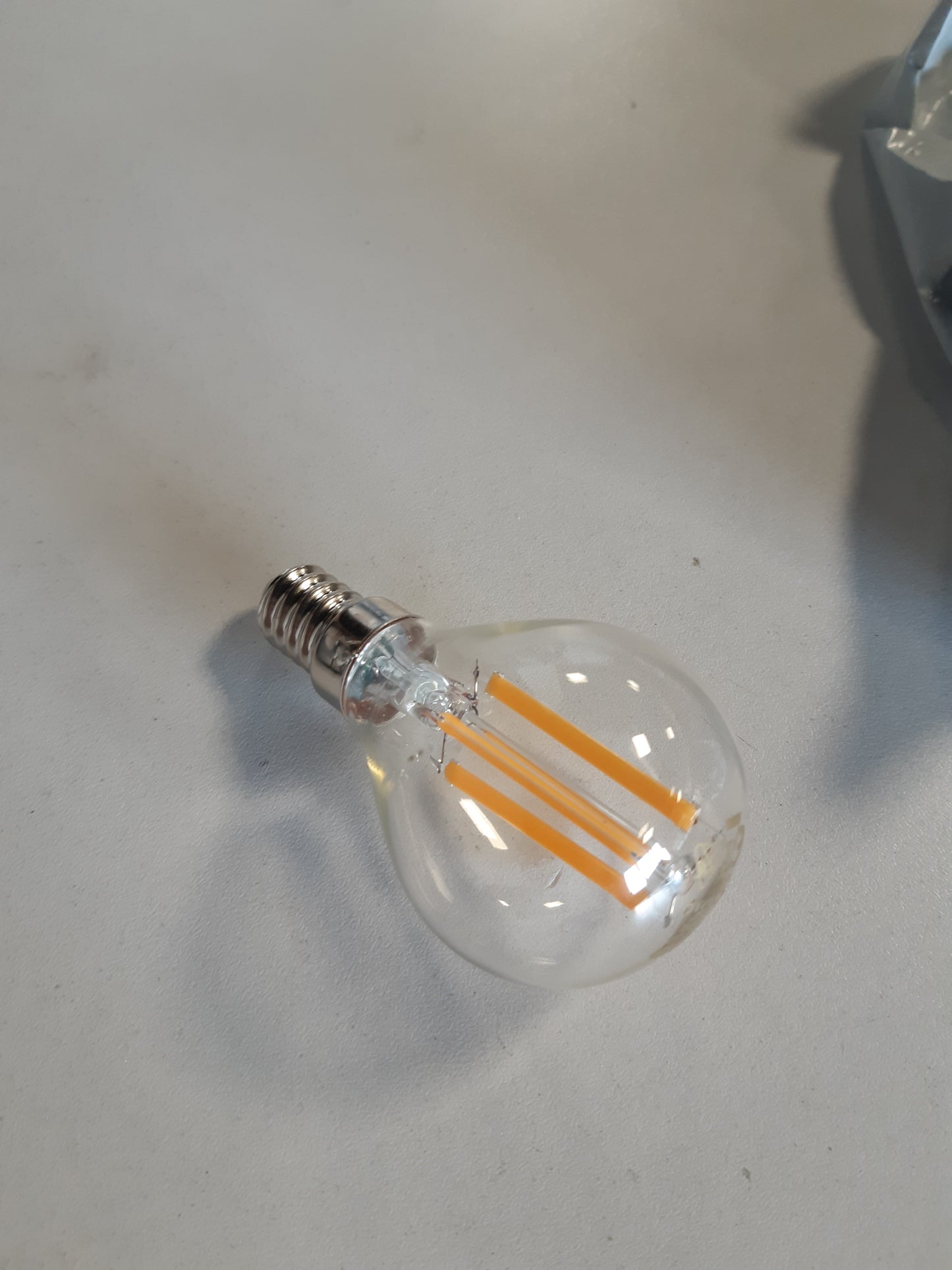 258455 - VELAMP LLAMBË FILAMENT LED - FORMË SFERE (P45) - BAZË E VOGËL ME VIDË (E14) - FUQI 6W EKUIVALE ME 60W - SHKËLQIM 806LN - TEMPERATURA E NGJYRËS 2700K