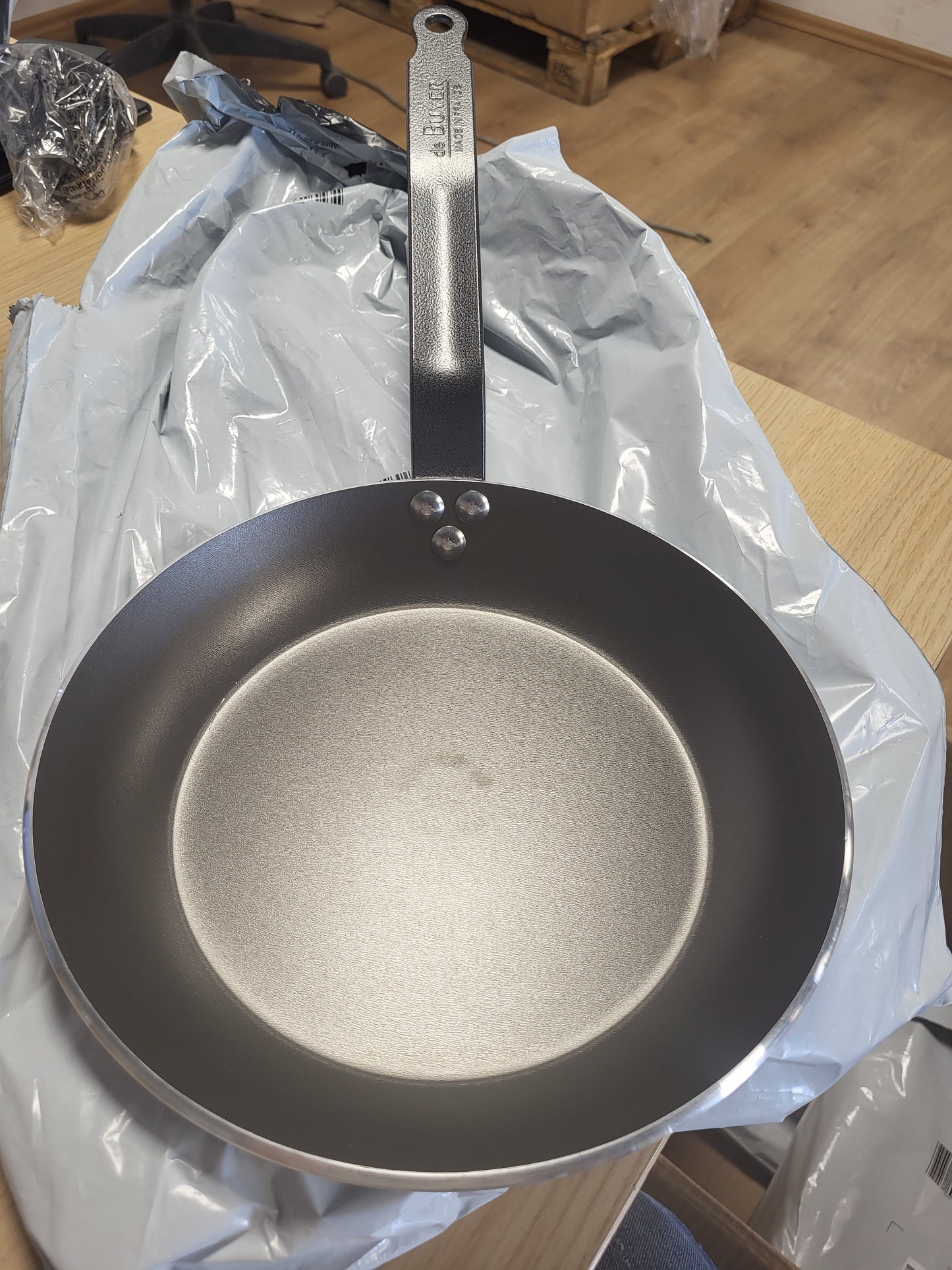 255378 - DE BUYER Tigan Alumini i Rrumbullakët Jo-ngjitës CHOC, Diametri 26 cm, Argjend