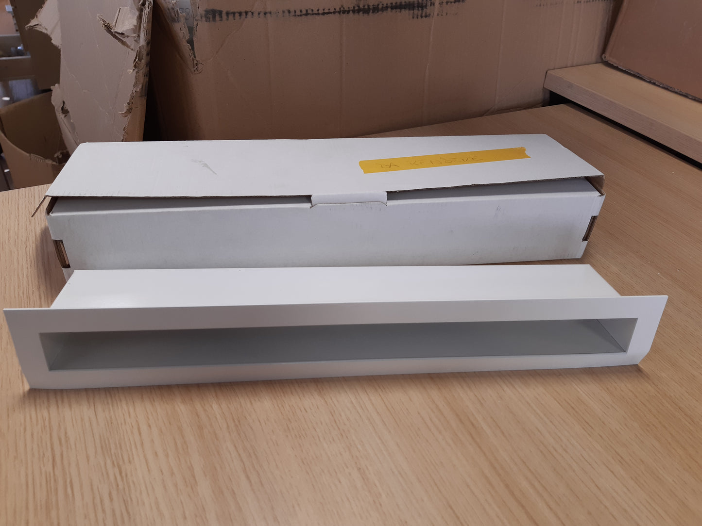 187401 - KRATKI Grilë Ventilimi AIR, 6x40cm, e Bardhë - Rezistente ndaj Mbinxehjes, për Oxhak, Ajër i Nxehtë i Pjerrët 45 Gradë