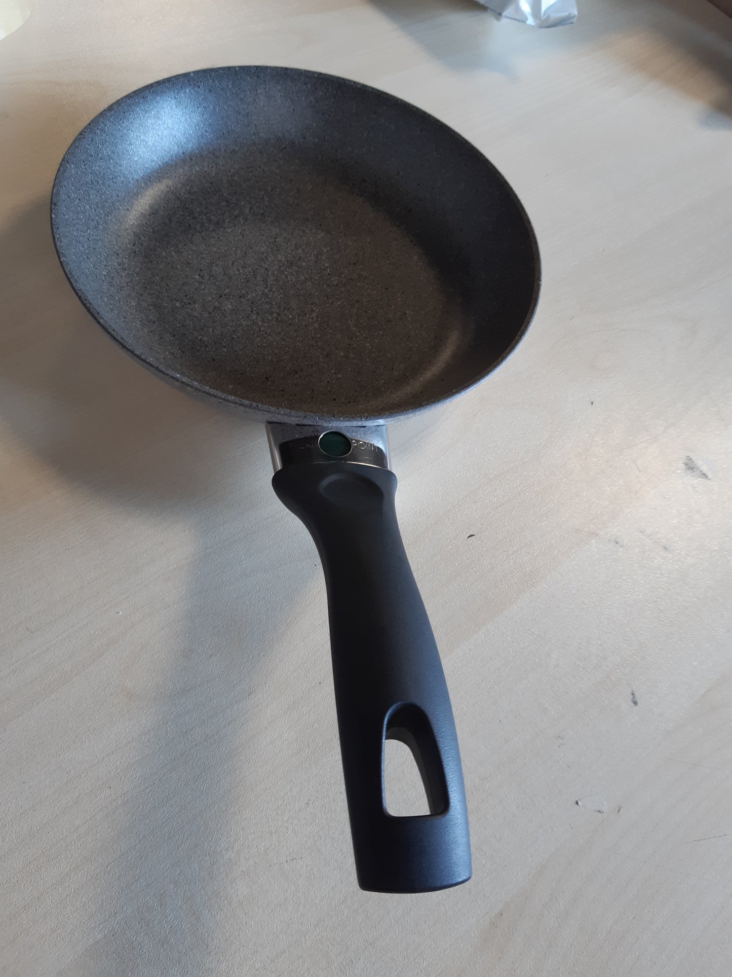 215175 - BALLARINI Tigan jo-ngjitës 20 cm, me kontroll temperature, alumini