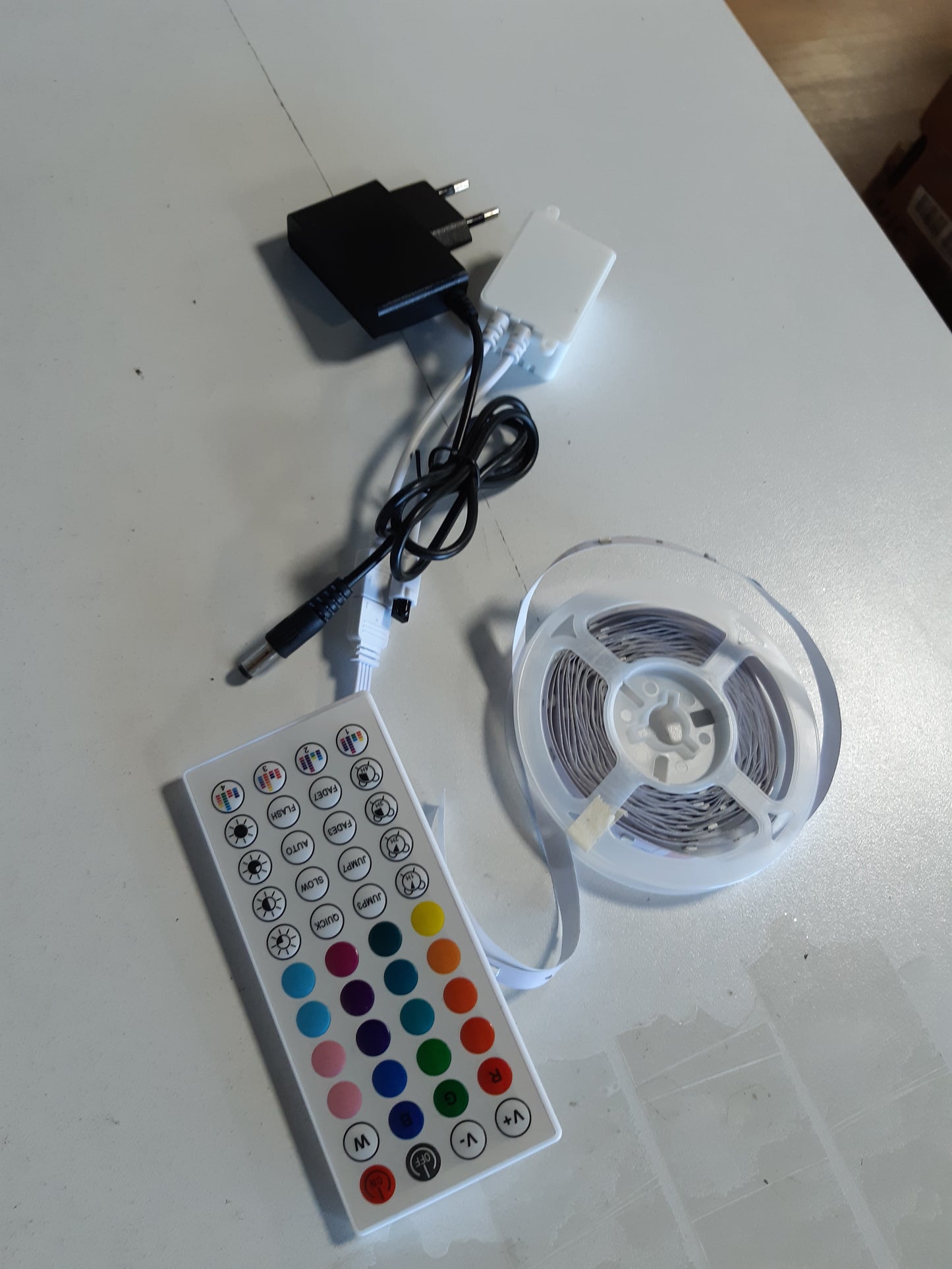 188398 - HOVIDDA Shirit LED 5M, 30 LED/Metër, Pezullim 24V, Me Aplikacion dhe Telekomandë, Modalitet Muzike dhe Kohëzues, Përshtatet për Dhomë, Ndenjeje, Kuzhinë, Dhomë Gjumi, Bar, Festë