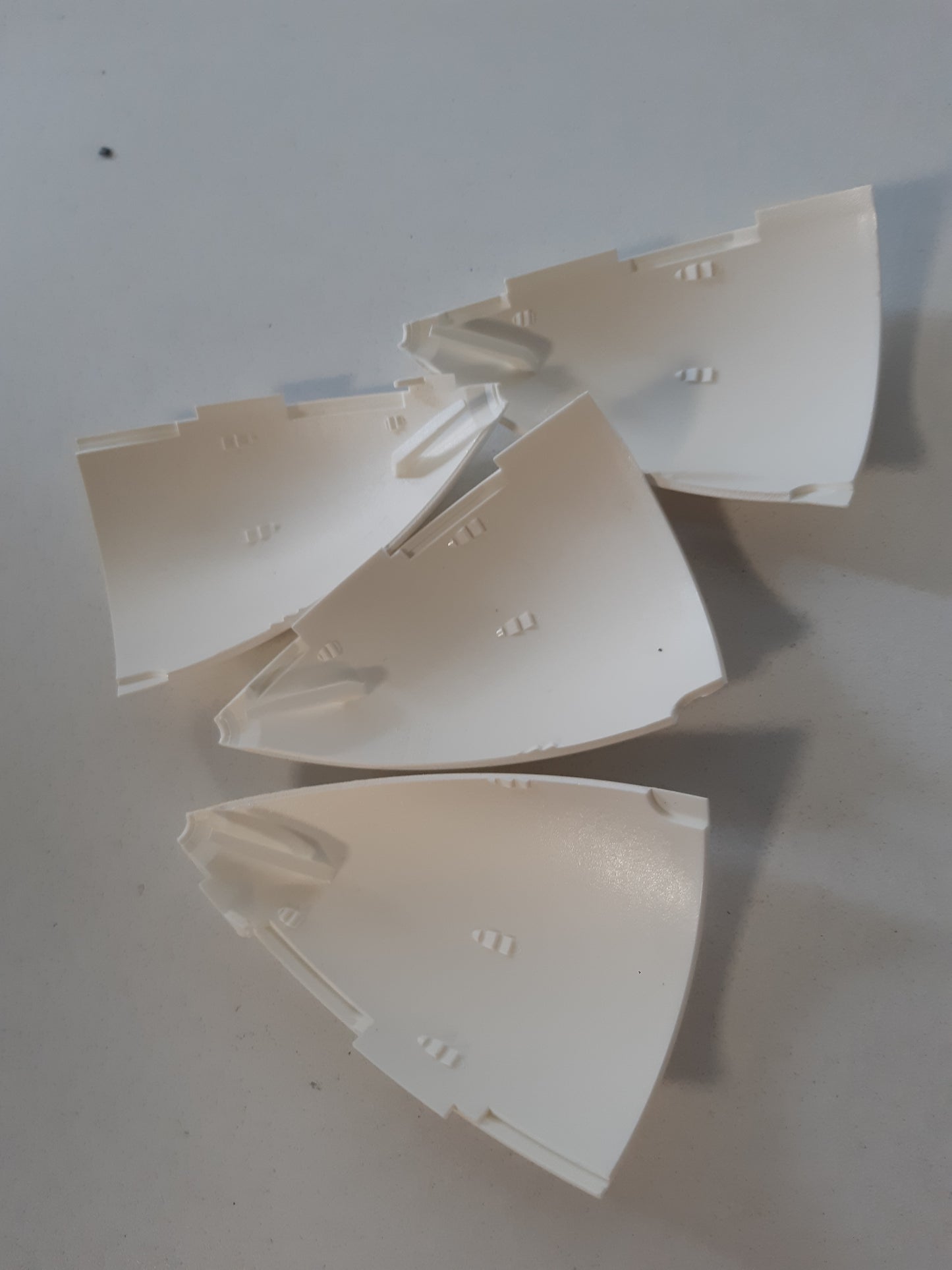 241850 - TBI Tendë tavani me dy pjesë, e bardhë, Rozë plastike, Diametër 9 cm