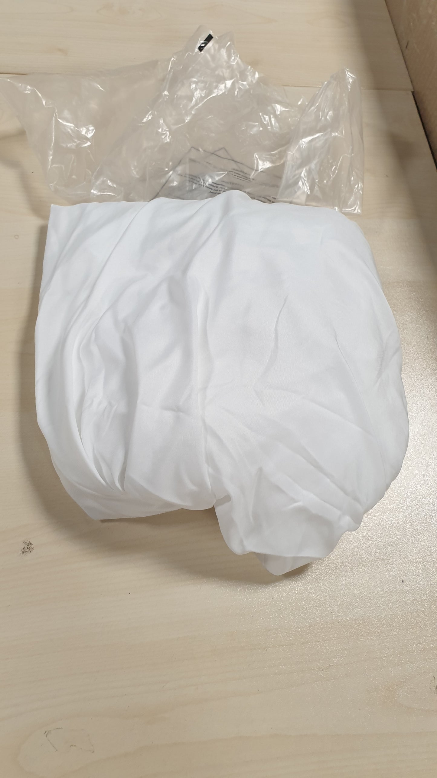 216081 - AMAZON BASICS Çarçaf i montuar 90 x 200 x 30 cm, Mikrofibër Poliester për Dyshekë deri në 30 cm
