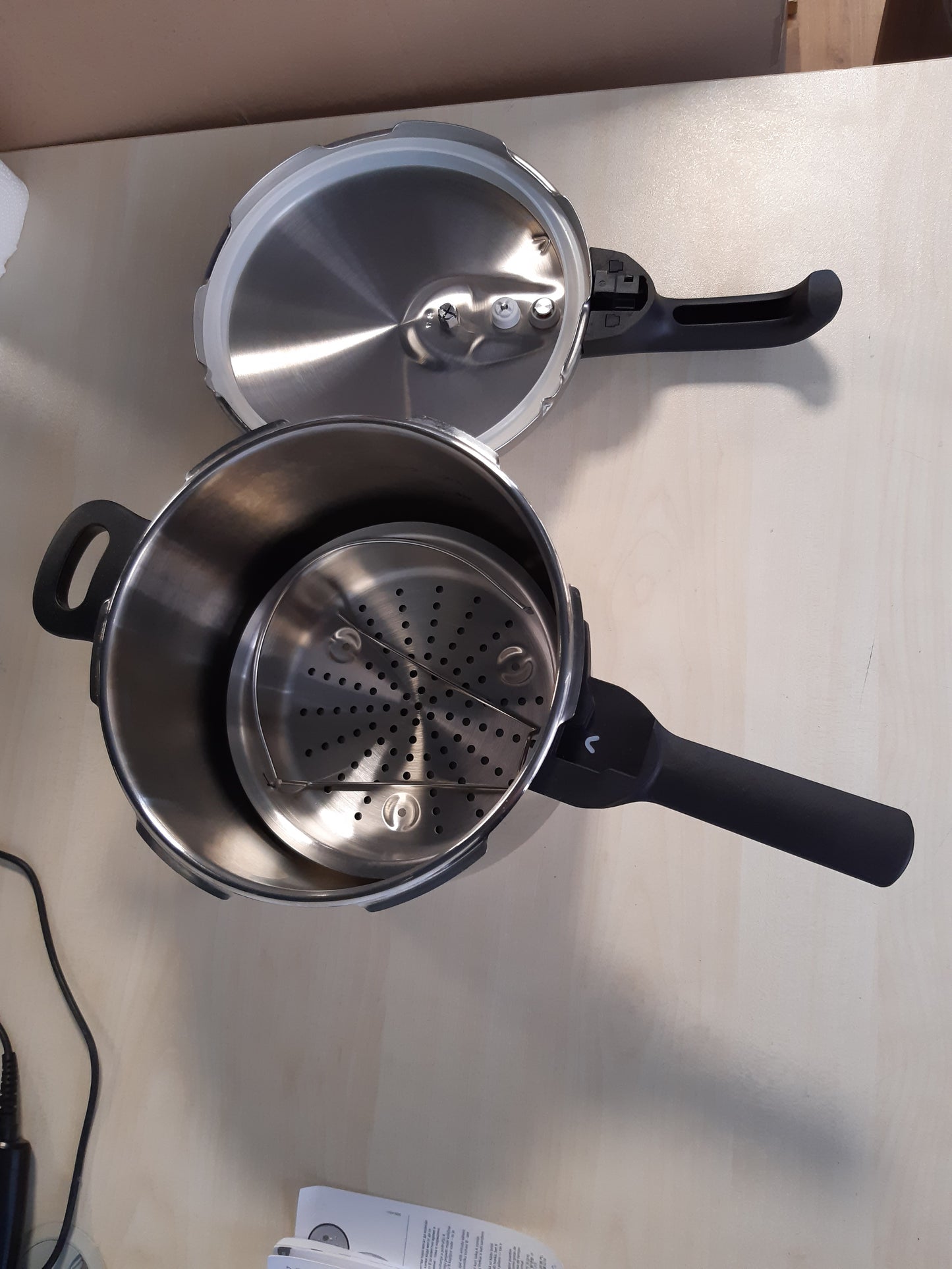 167373 - TEFAL Tenxhere me Presion Secure 5 Neo, 6L, Çelik Inox, 22cm, me Futje Shporte dhe Trekëmbësh, 2 Nivele Gatimi, Sistem Sigurie Secure 5, i Pajtueshëm me Të Gjitha Llojet e Sobave dhe Induksion, i Sigurt për Lavastovilje, Modeli P2530738