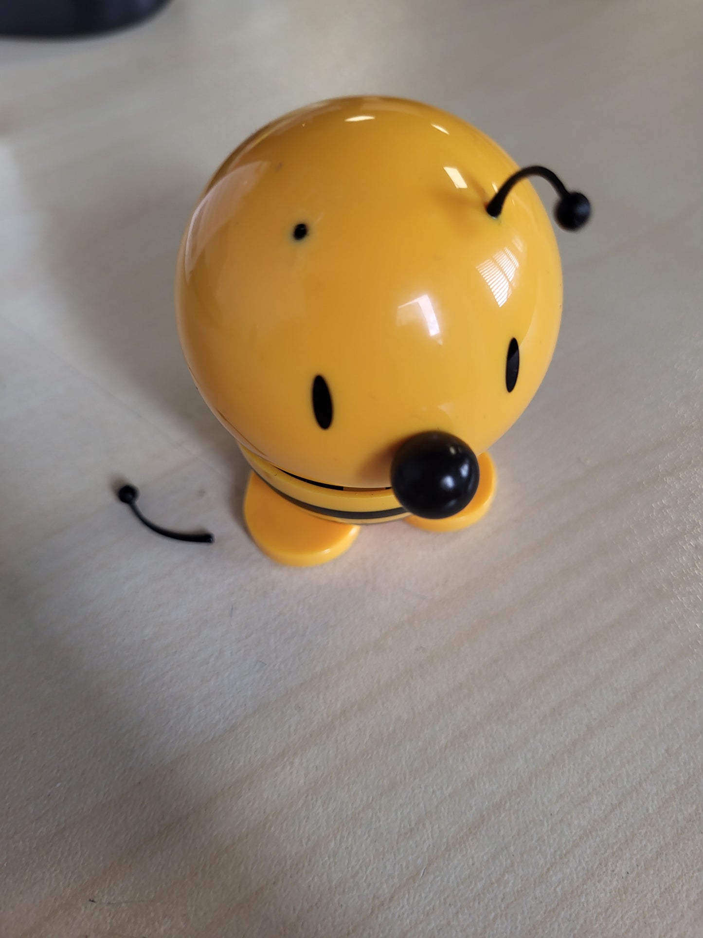 184773 - HOPITIMIST - Figura Dekorative Skandinave në Formë Kafshe, Bletë e Vogël në Ngjyrë të Verdhe