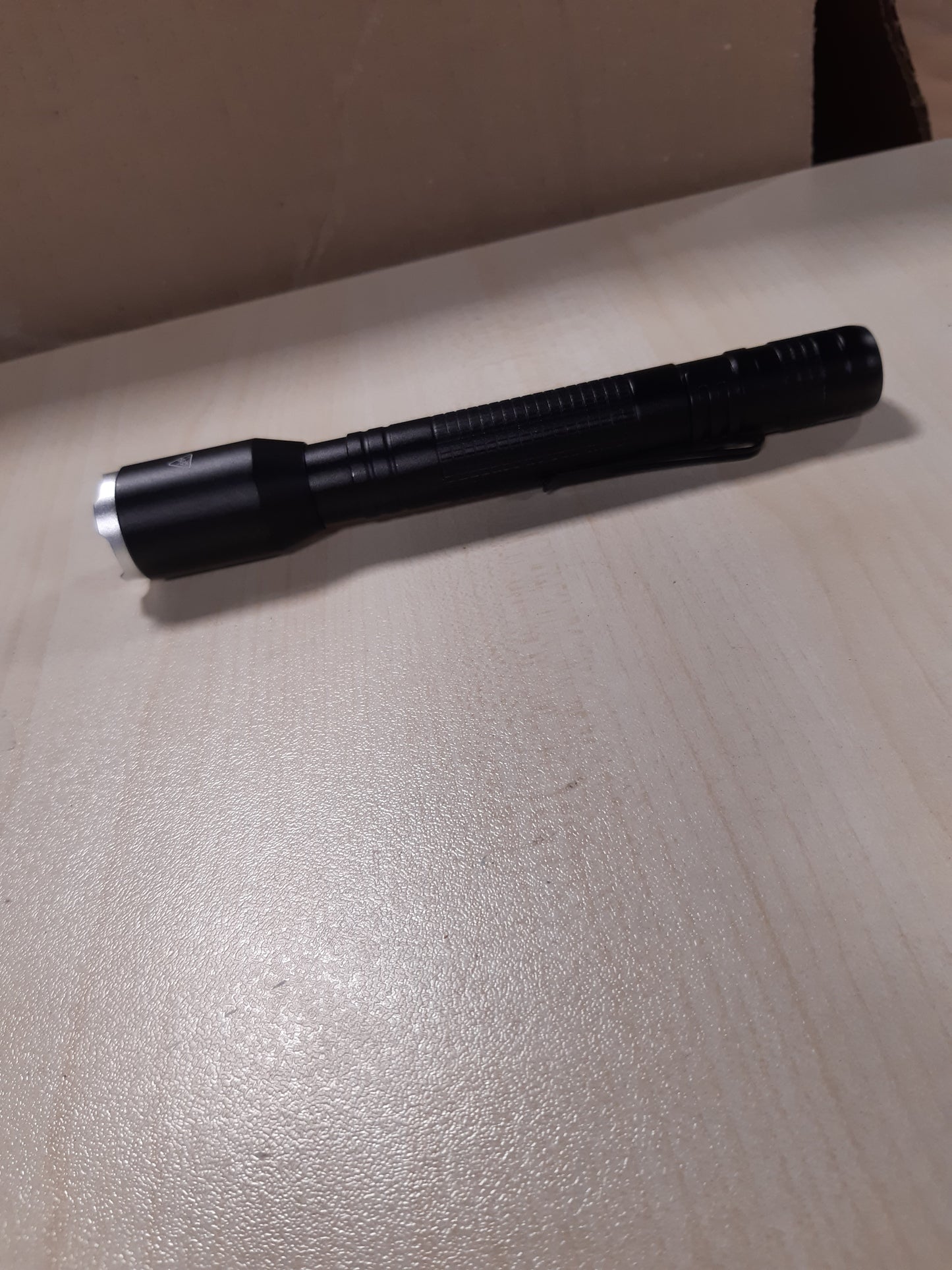 206642 - FENER LED VARTA F20 Pro, me 2 Bateri AA, Llambë me Tre Modalitete Drite, Strehë nga Alumini, Dorezë me Teksturë, Rezistente ndaj Goditjeve