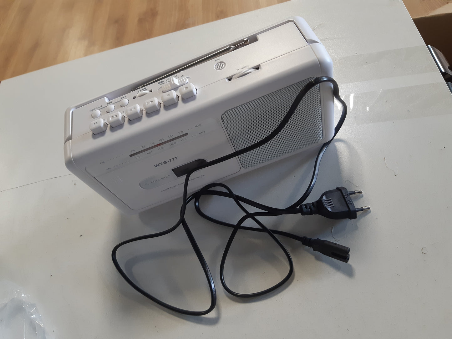 268211 - Kasetofon portativ, radio stereo AM/FM klasike me Bluetooth, USB, prizë kufjesh, për përdorim në shtëpi ose jashtë.