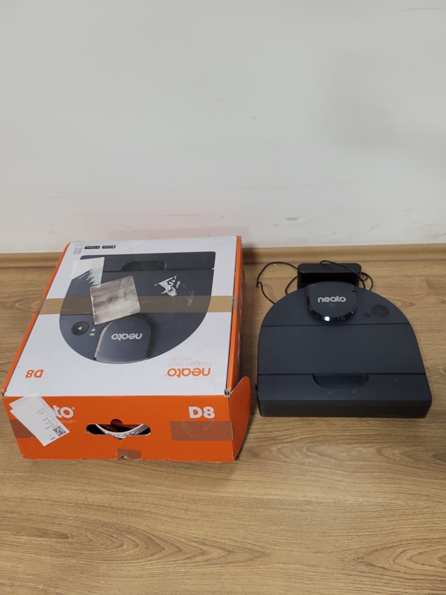 83047 - NEATO ROBOTICS D8 - Fshesë Robotike me Navigim me Lazer - Kohë Pune deri në 100 Minuta - Kosh Pluhuri 700ml - I Programueshëm Nga Aplikacioni - Shpejtësi e Shpejtë