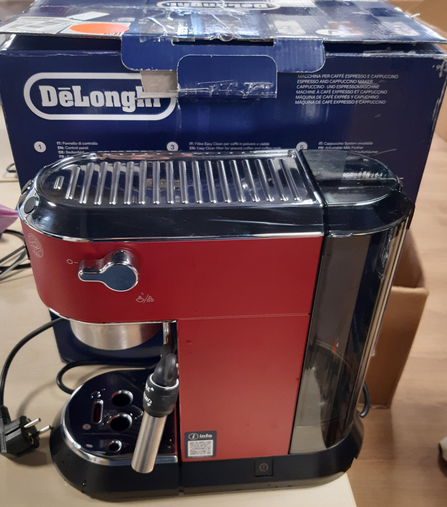 144189 - DE'LONGHI Makinë Manuale Kafeje Espresso Dedica EC685.R, Përshtatshme për Kafë të Bluar ose Kapsula ESE, me Shkumëzues Klasik Qumështi për Kapuçino, Mbyllje Automatike, Reservuar 1L, Filtër i Vetëm/i Dyfishtë, Ngjyre e Kuqe