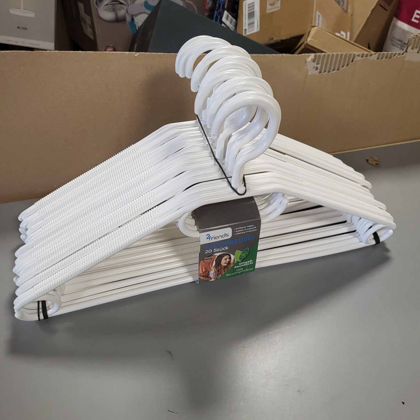 263549 - Set me 20 varëse rrobash plastike të bardha – 41 cm e gjerë, 100% material i ricikluar, i prodhuar në BE