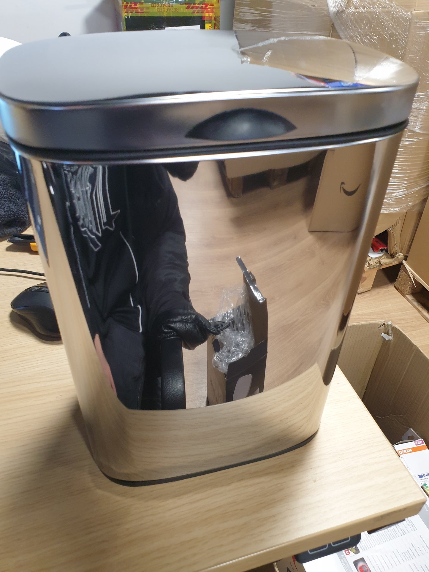 208784 - WENKO Sare - Kosh Kozmetik për Mure, Kapaciteti 5 litra, me Kapak dhe Mekanizëm Mbylljeje të Lehtë, Prej Çeliku Inox me Shkëlqim dhe i Montohet pa Shpim, Madhësia 21 x 29.5 x 18 cm