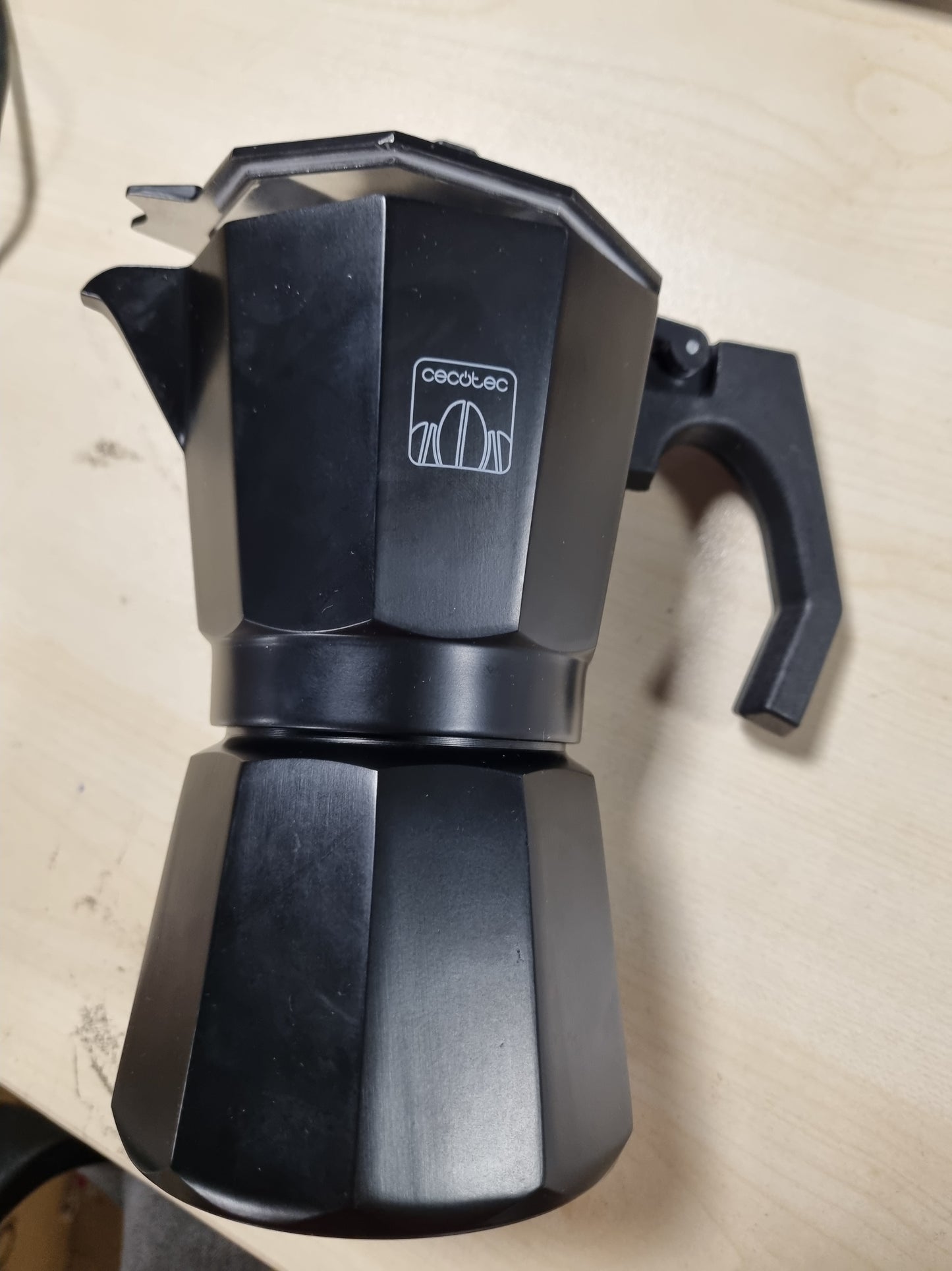 215651 - CECOTEC Makinë kafeje italiane Cumbia Mokclassic 600, 300 ml, alumini me kapacitet për 6 filxhanë kafe.