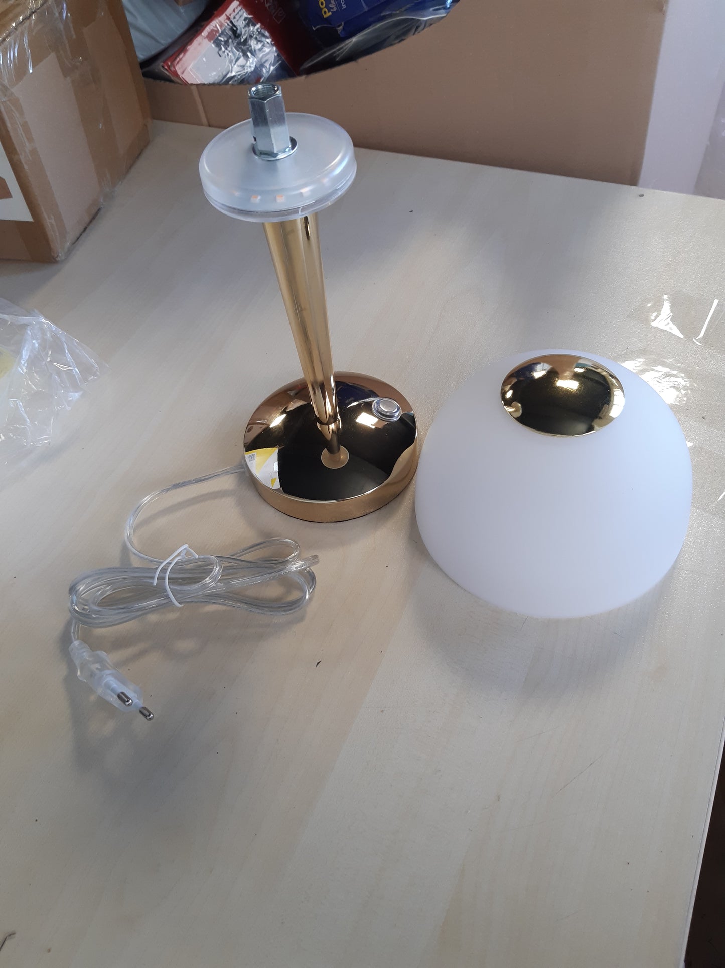 221376 - TRIO Llambë Tavoline Ventura përfshirë 1 x LED, SMD, 5.0 Vat, 3000K, 400 Lm, Xham i ngrirë, i bardhë, Trupi: metal, Tunxh i lëmuar Ø:15.5cm, L:28.0cm, IP20, çelës me prekje me 4 nivele.
