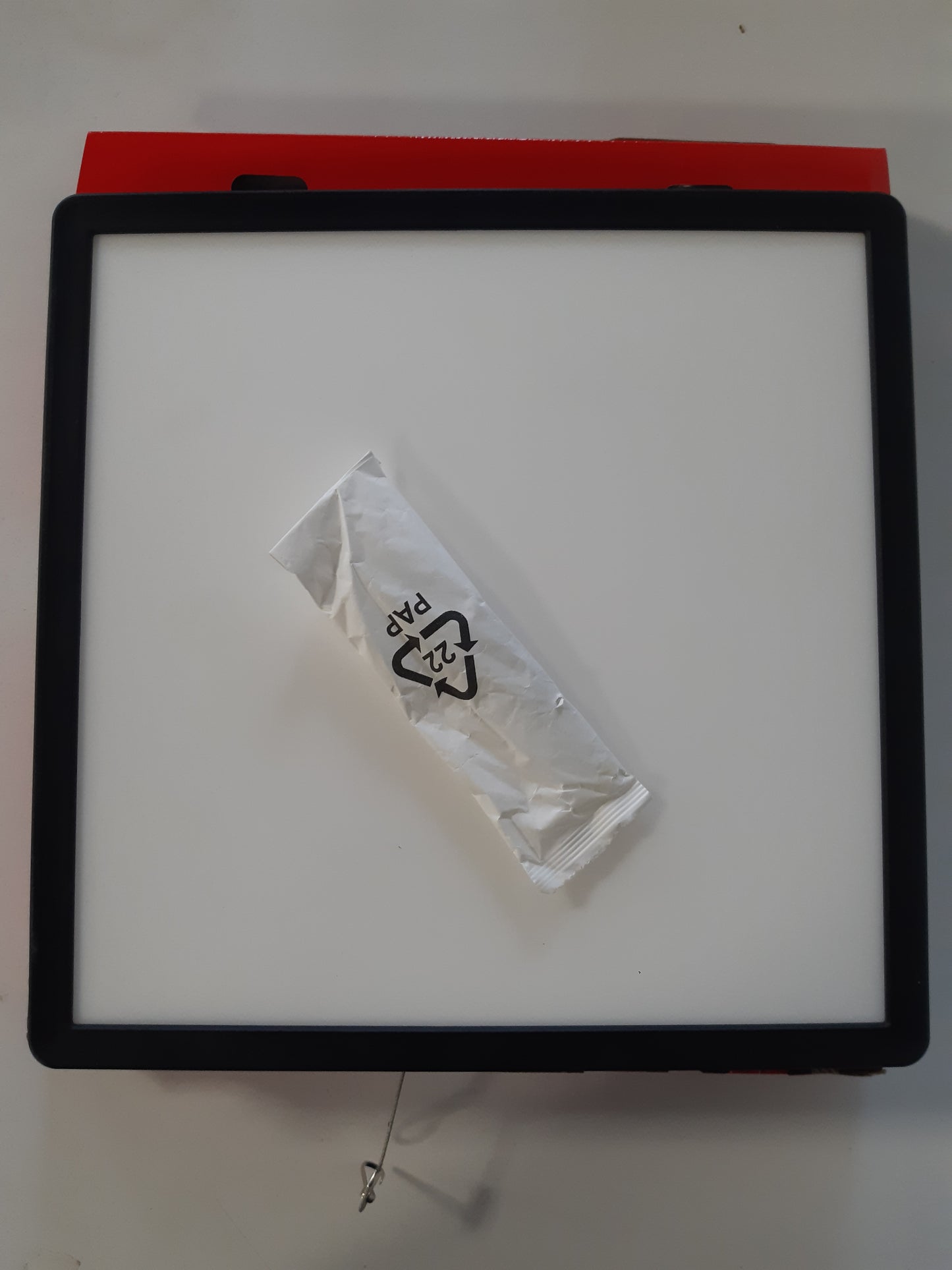 232868 - BRILONER - Llambë tavani LED me dritë indirekte, e sheshtë, ngjyrë drite e bardhë neutrale, 29.3x29.3x2.8 cm, e zezë