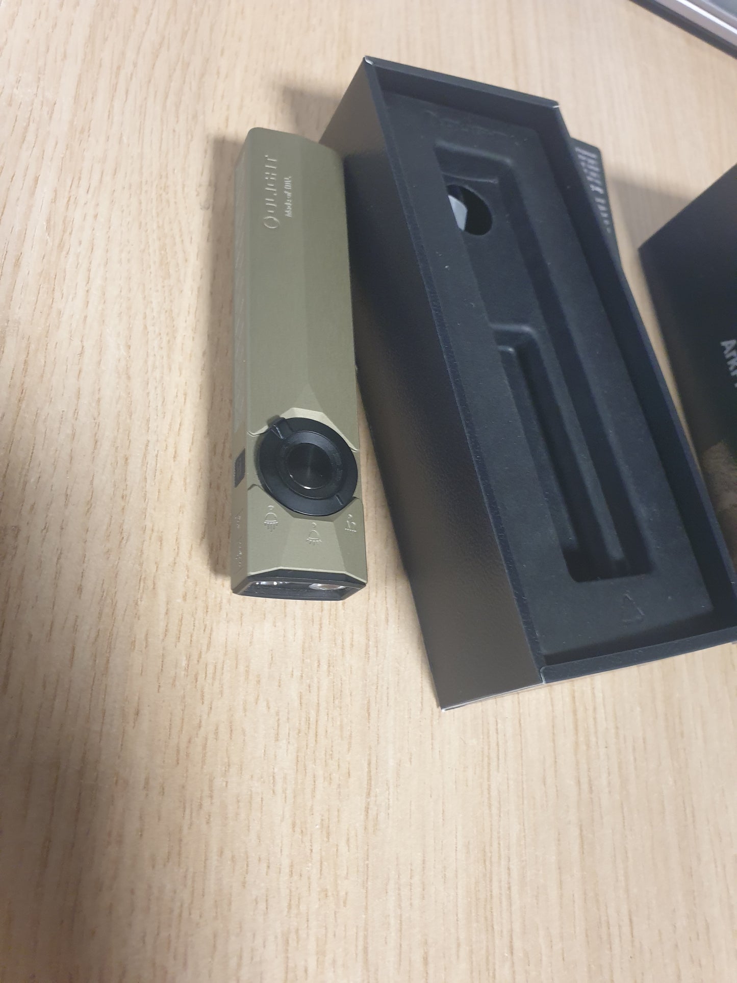 221040 - OLIGHT Llambë e sheshtë ArkPro Ultra EDC, 1700 LM, me dritë jeshile, UV dhe të bardhë, portative, e rikarikueshme, rreze pika dhe rreze përmbytjeje