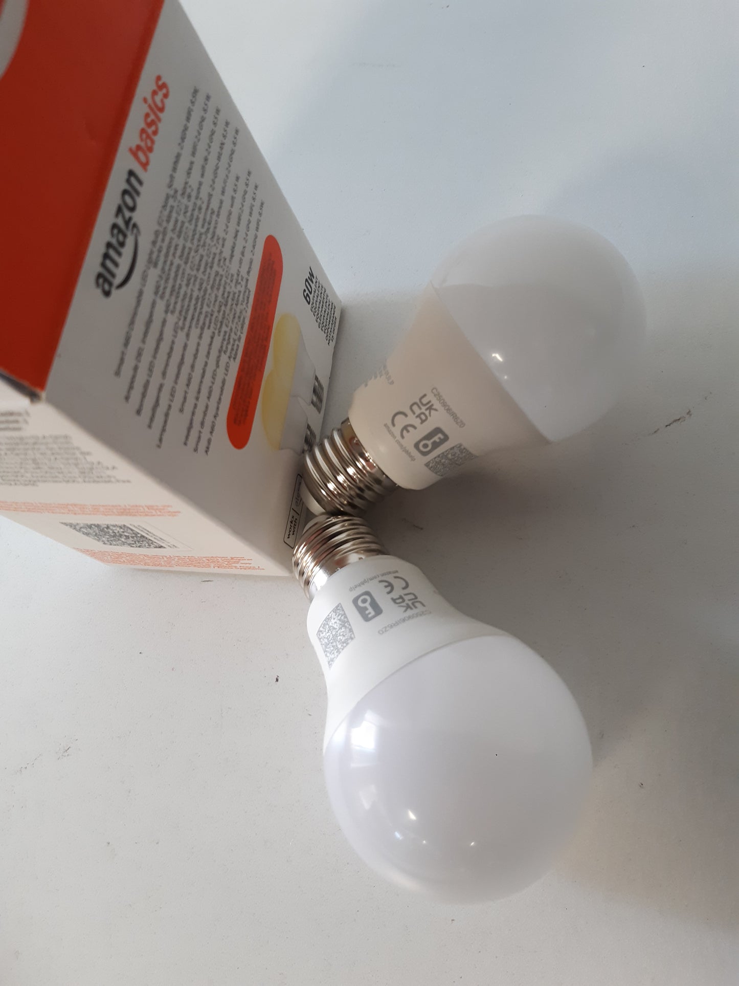 206071 - AMAZON BASICS Llambë LED Inteligjente, E27, e Bardhë e Butë, 8W (Ekuivalente me 60W), Vetëm me Alexa, Pako me 2