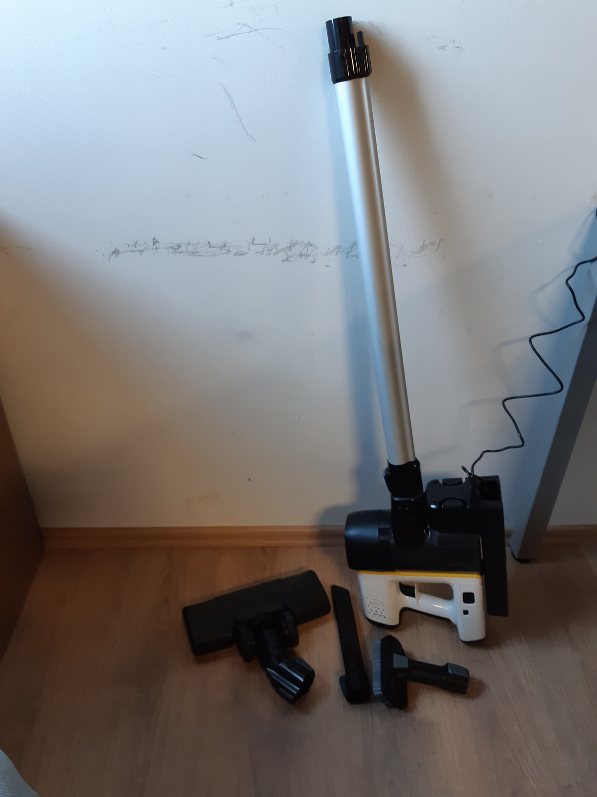 119014 - KÄRCHER Fshesë pa Tel VC 6 ourFamily, Nivele Thithjeje 2, Kohëzgjatje Funksionimi 50 Minuta, Peshë 2.8kg, Bateri 25.2V, Montim në Mur me Karikimi, Grykë Dyshemeje dhe për Çarje, Furçë Pluhurosjeje, Ngjyra e Bardhë