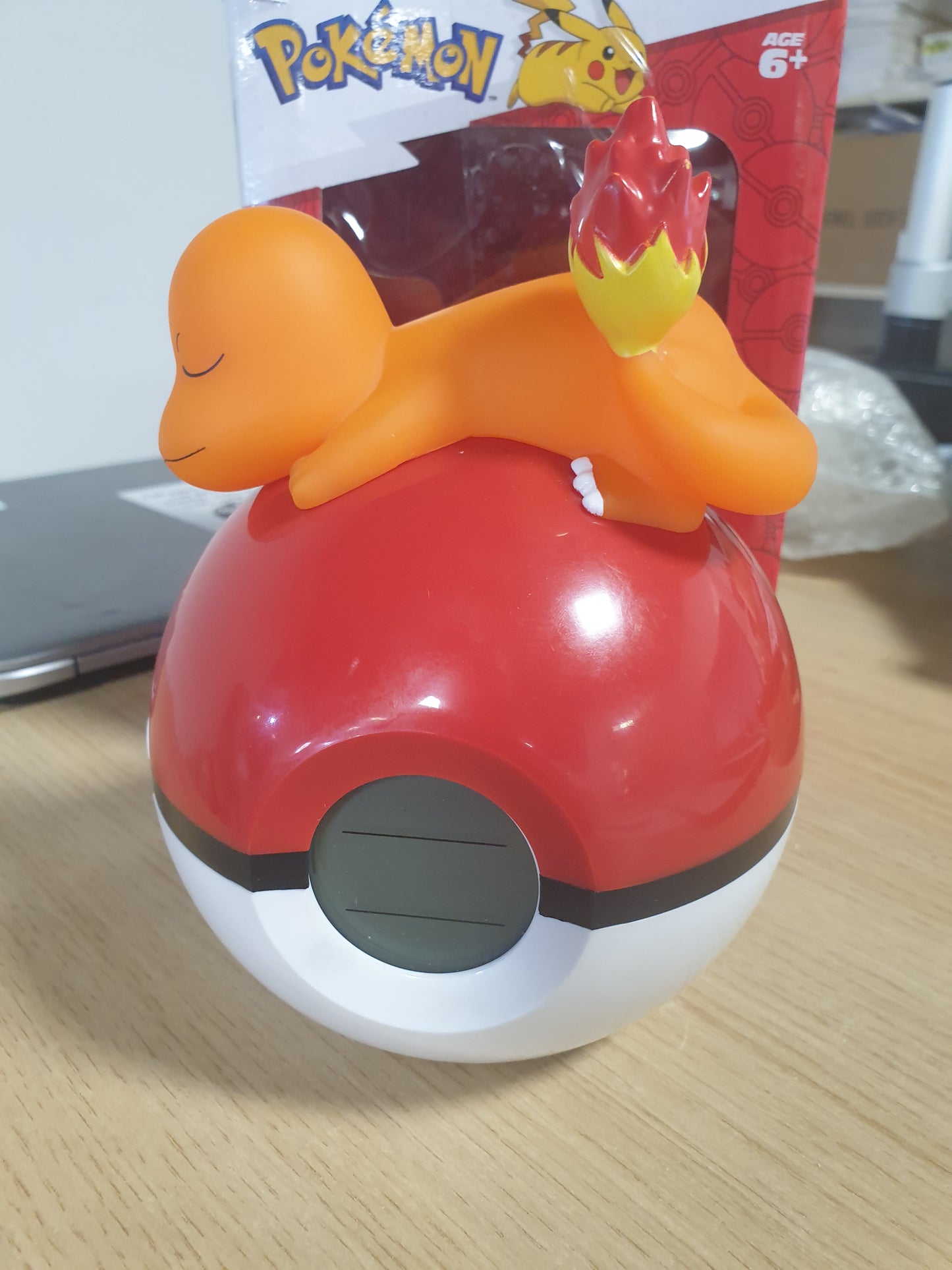 213545 - TEKNOFUN Orë alarmi me ndriçim Pokémon - Charmander që fle në një top Poké - Shumëfunksionale - Tregon kohën dhe dekoron - Portokalli, e kuqe dhe e bardhë