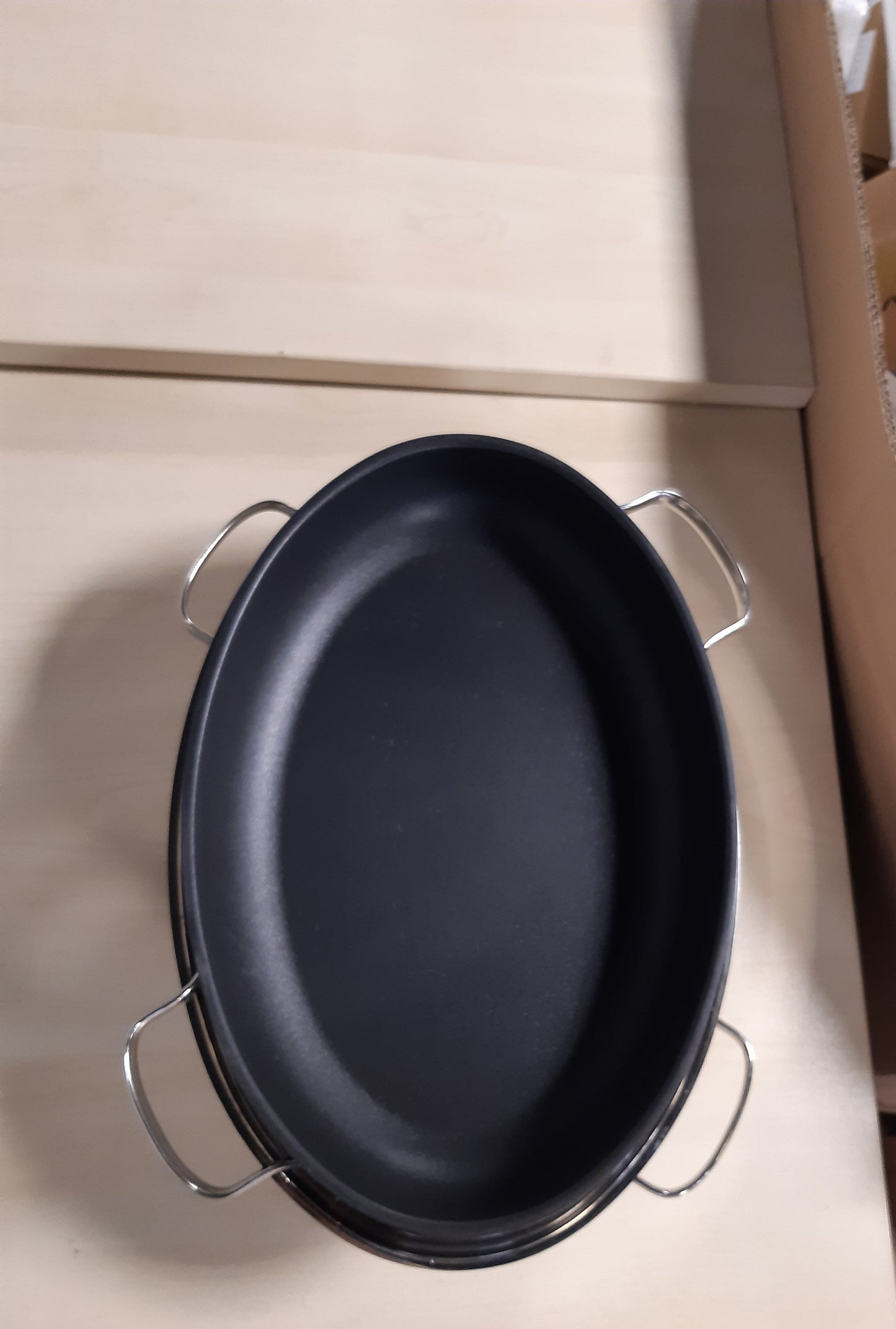 170118 - RÖSLE ELEGANCE - Tavë ovale gjysme të pjekjes, kapak multifunksional, shtresë jo-ngjitëse ProPlex, material çelik inox 18/10, ngjyra argjend/i zi, pa PFOA, i sigurt për furrë, i pajtueshëm me induksion