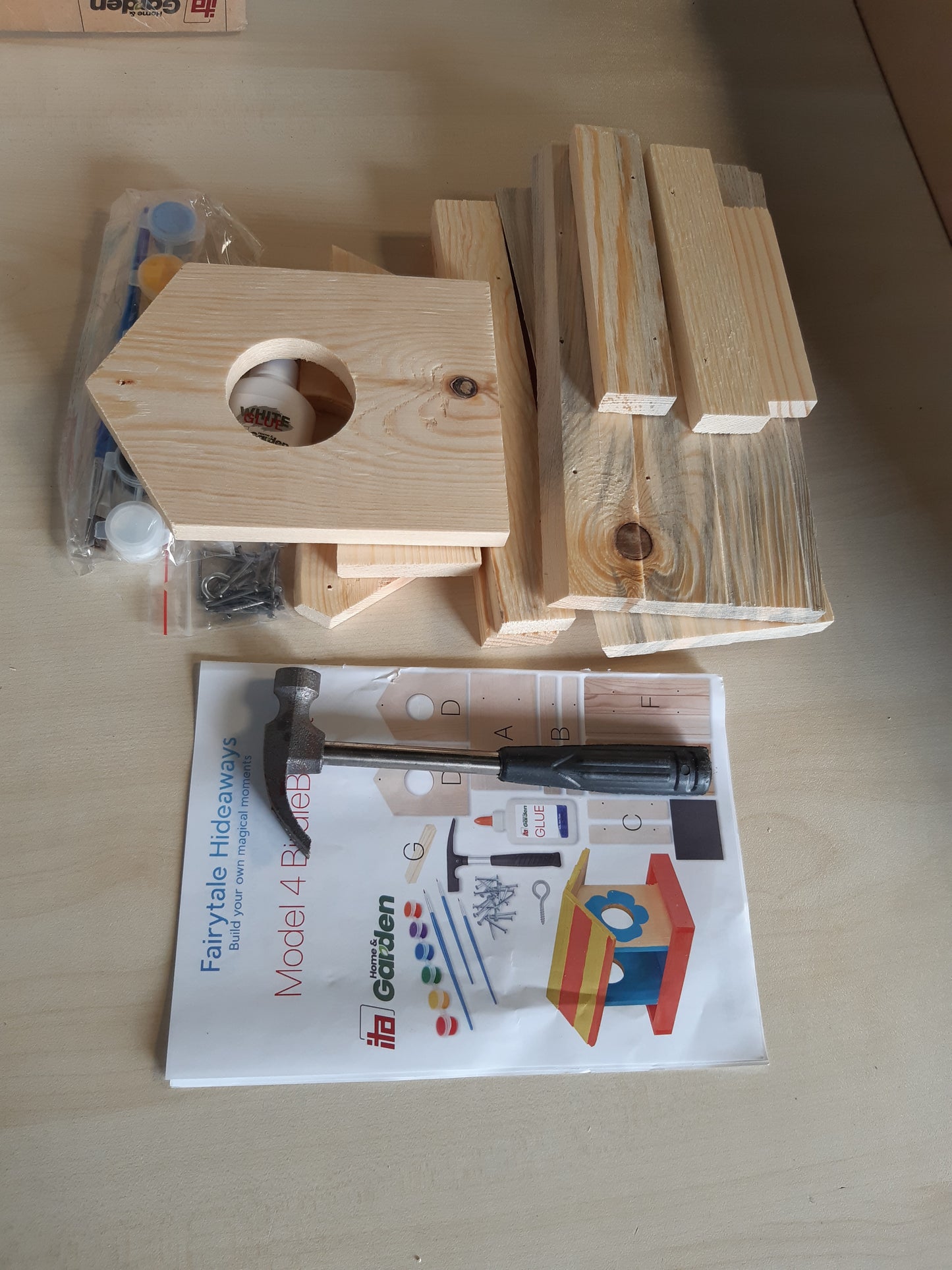 262372 - Ushqyes zogjsh ITA DIY për montim dhe lyerje - BirdieBuffet - Set i plotë shtëpie zogjsh me çekiç, gozhda, ngjyra për ndërtim dhe lyerje për fëmijë