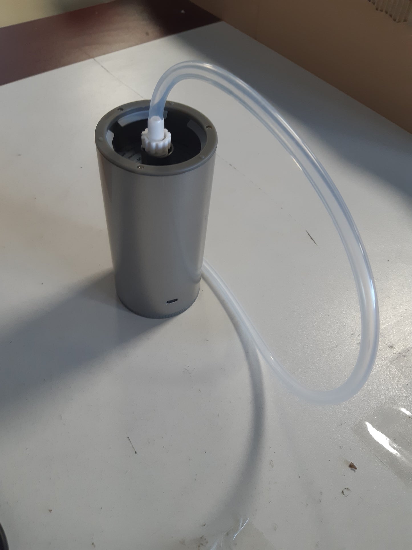 214605 - YISH Pompë për shishe uji, pompë shpërndarëse uji 5 gallonëshe, portative me prizë uji të palosshme, mbështet karikimin USB, shpërndarës automatik uji me 2 adaptorë