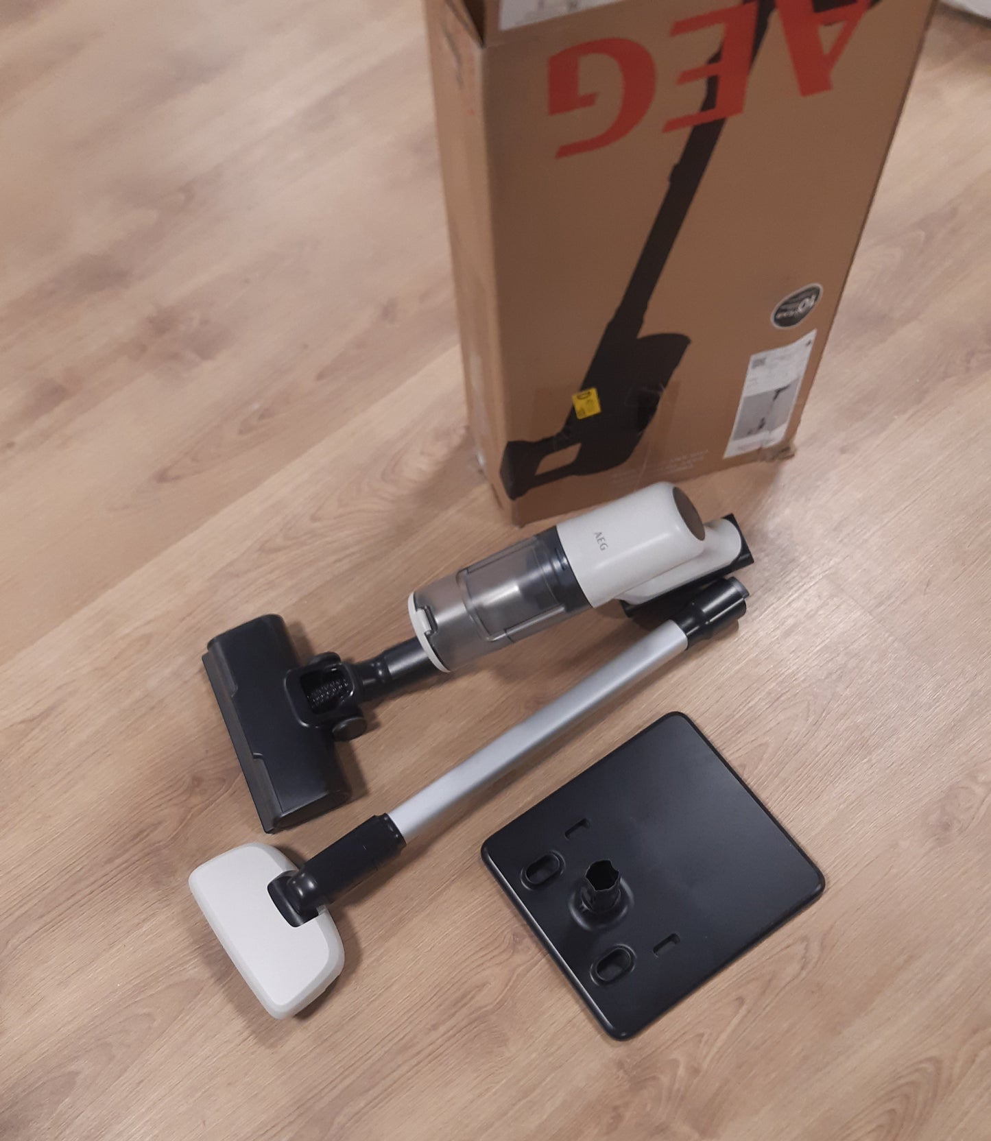 89103 - AEG SERIA 6000 - Fshesë pa tel, motor dixhital, mbledhës pluhuri 99%, kohëzgjatje 40 minuta, lehtë për trajtim, bateri e lëvizshme 21.6V, peshë e lehtë, aksesorë, ngjyra e bardhë, kodik i modelit AP61HB21SH