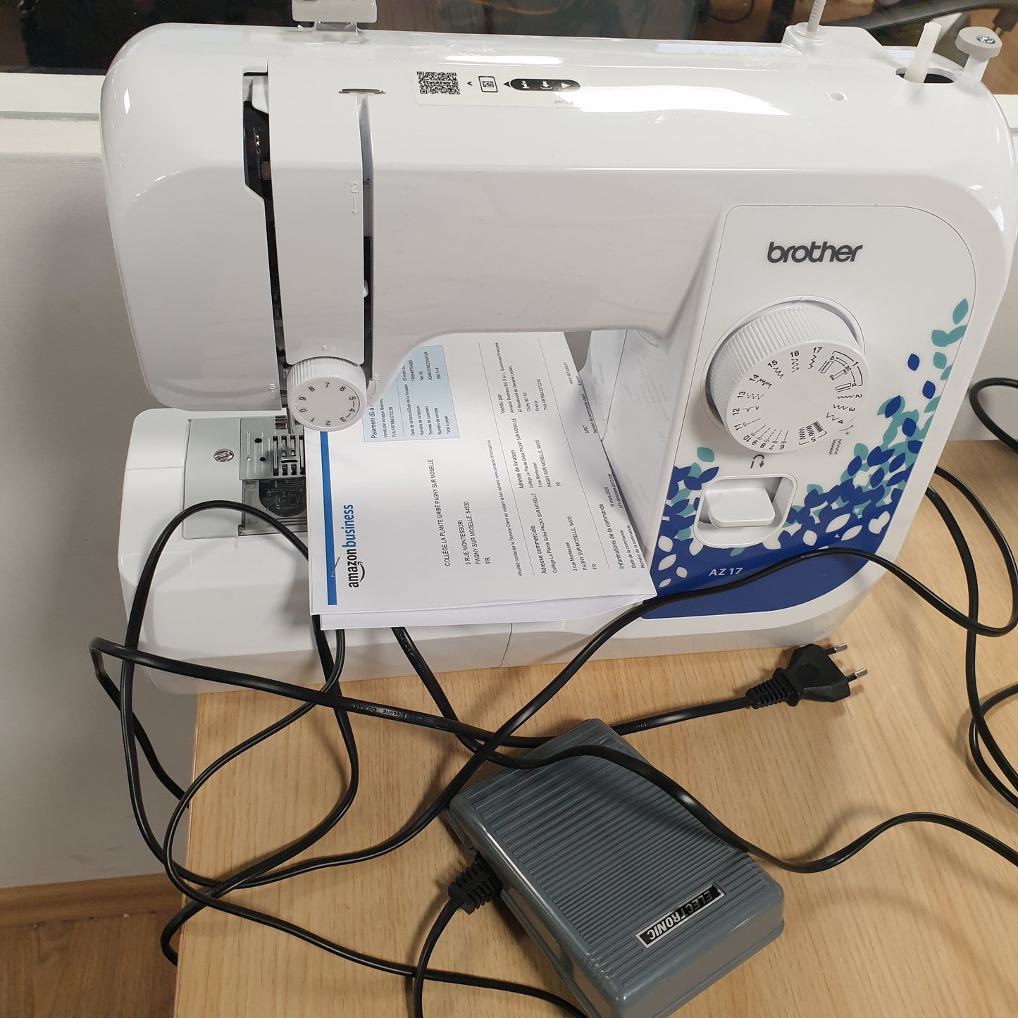 167313 - BROTHER Makinë Qepëse Seria AZ, Materiali Plastik dhe Metal, Ngjyra e Bardhë dhe Blu, 17 Lloje Qepjesh