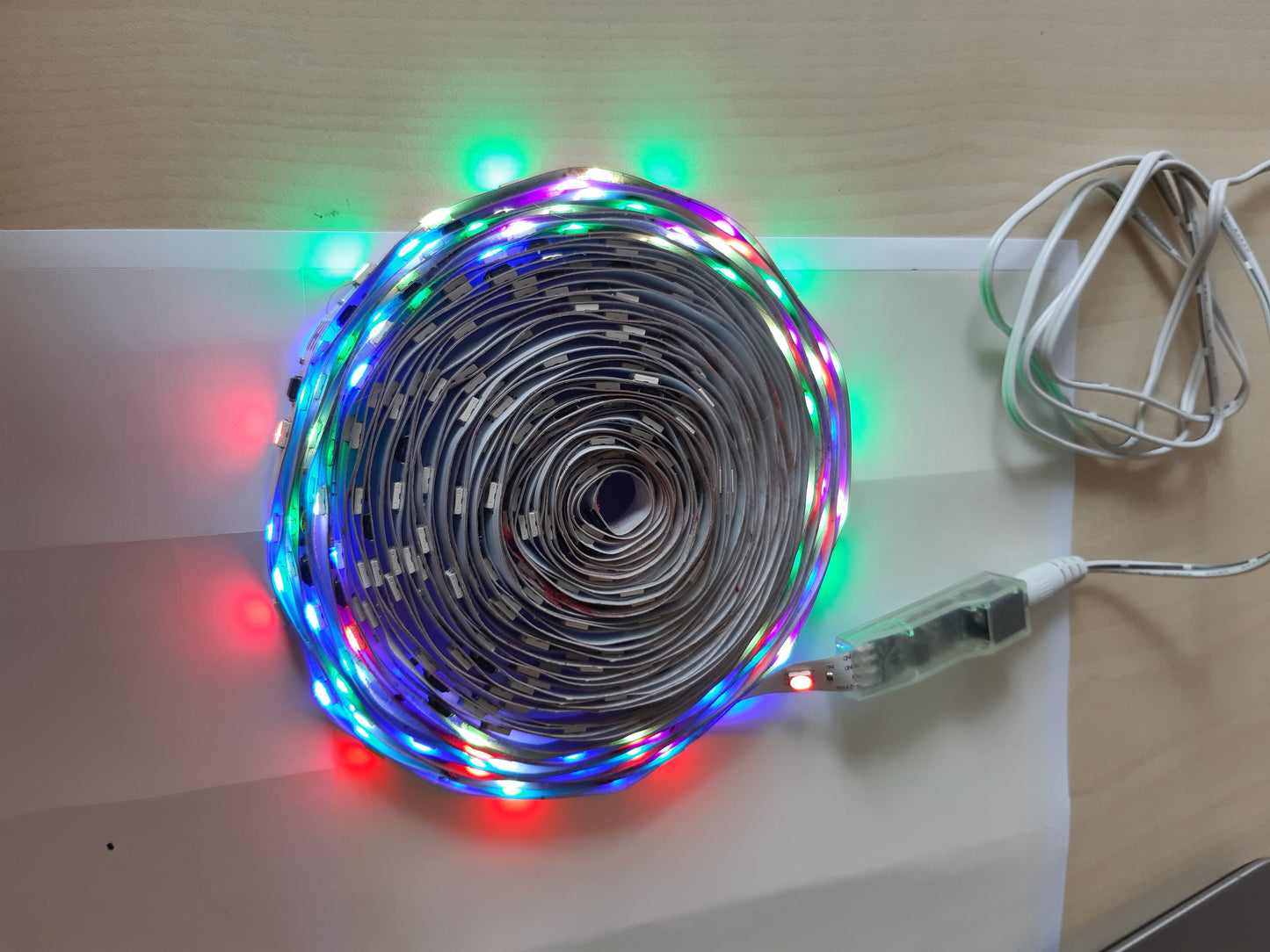 214581 - B.K.LICHT Shirit LED 10m me Sensor Muzike, Telekomandë, RGB IC me Ndryshim Dinamik Ngjyre, 100x1x0.3 cm, i Bardhë