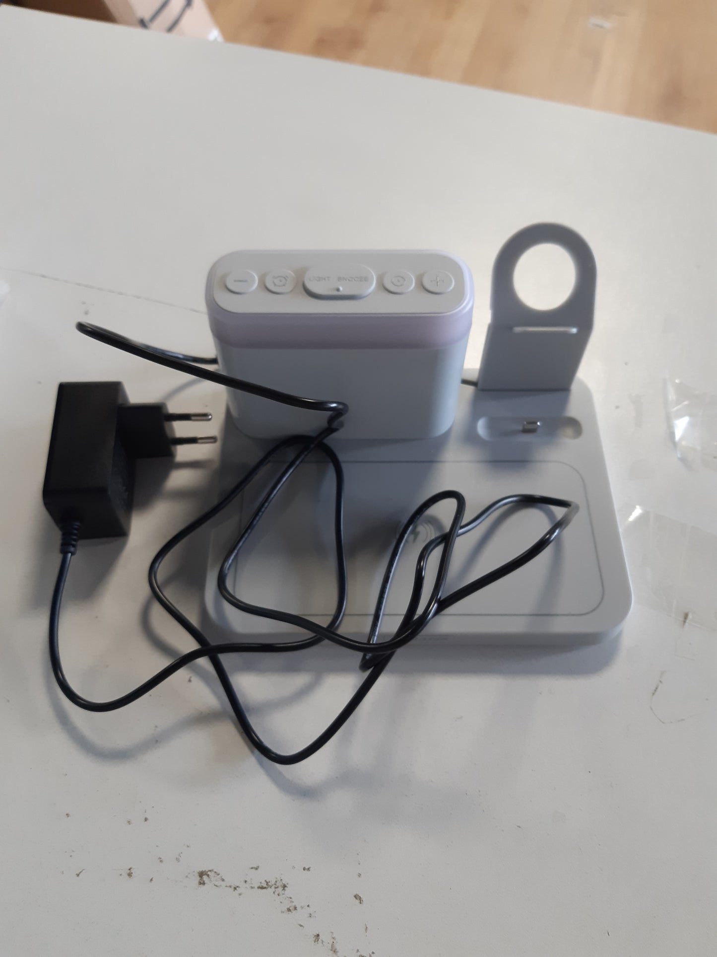 183387 - STACIONI KARIKUES 5-NË-1 për Apple Watch me Orë Alarmi dhe 7 Opsione Ndriçim Natesh, Errësim 0-100%, Tregues Karikimi, Karikues Induktiv dhe pa Tel për iPhone 15/14/13/12/Pro/Pro Max, AirPods 3/2/1/Pro