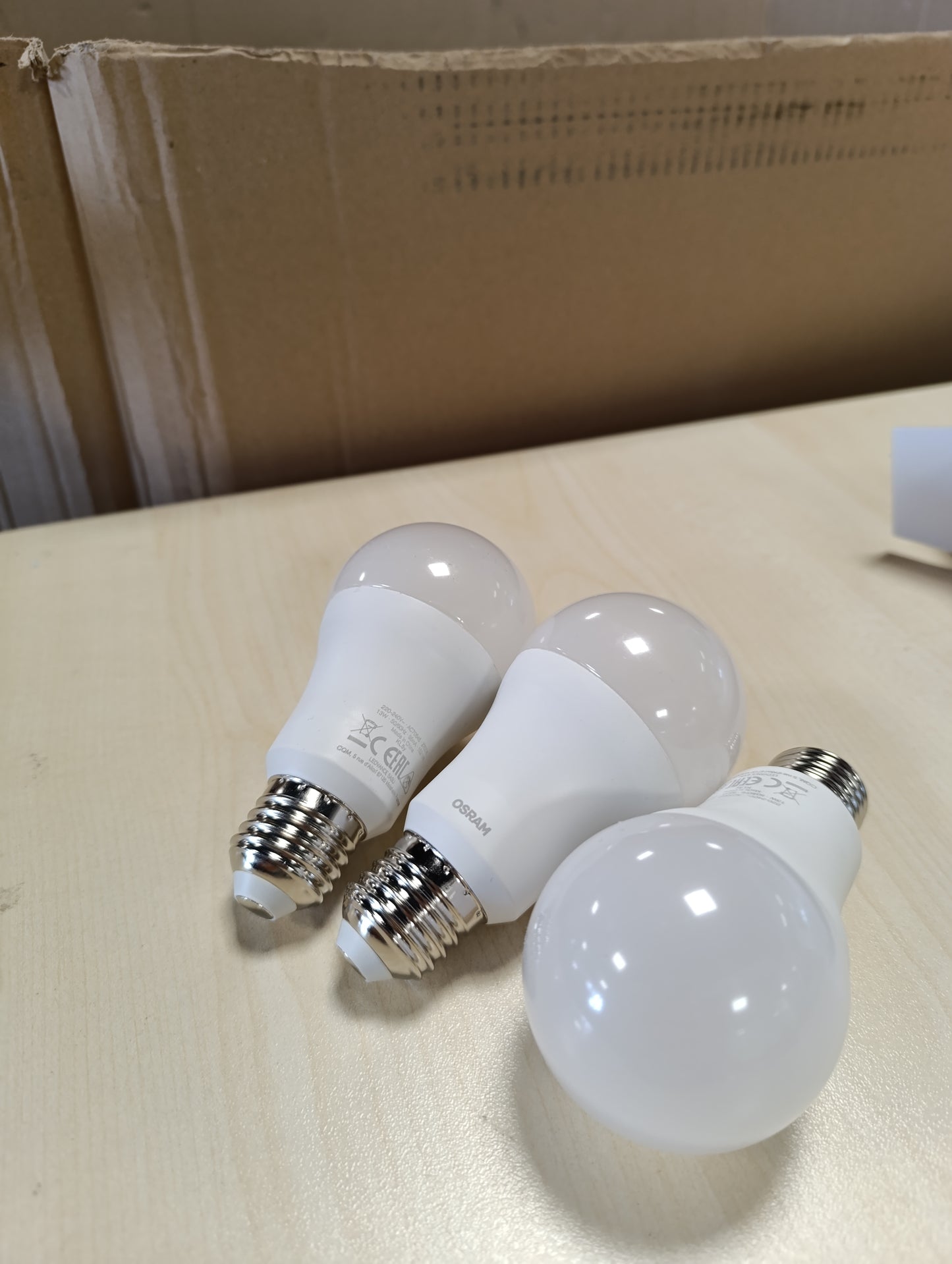 263793 - OSRAM LLAMBË LED BASE CLASSIC, E27, 100W zëvendësim, 2700 Kelvin, 3 copë