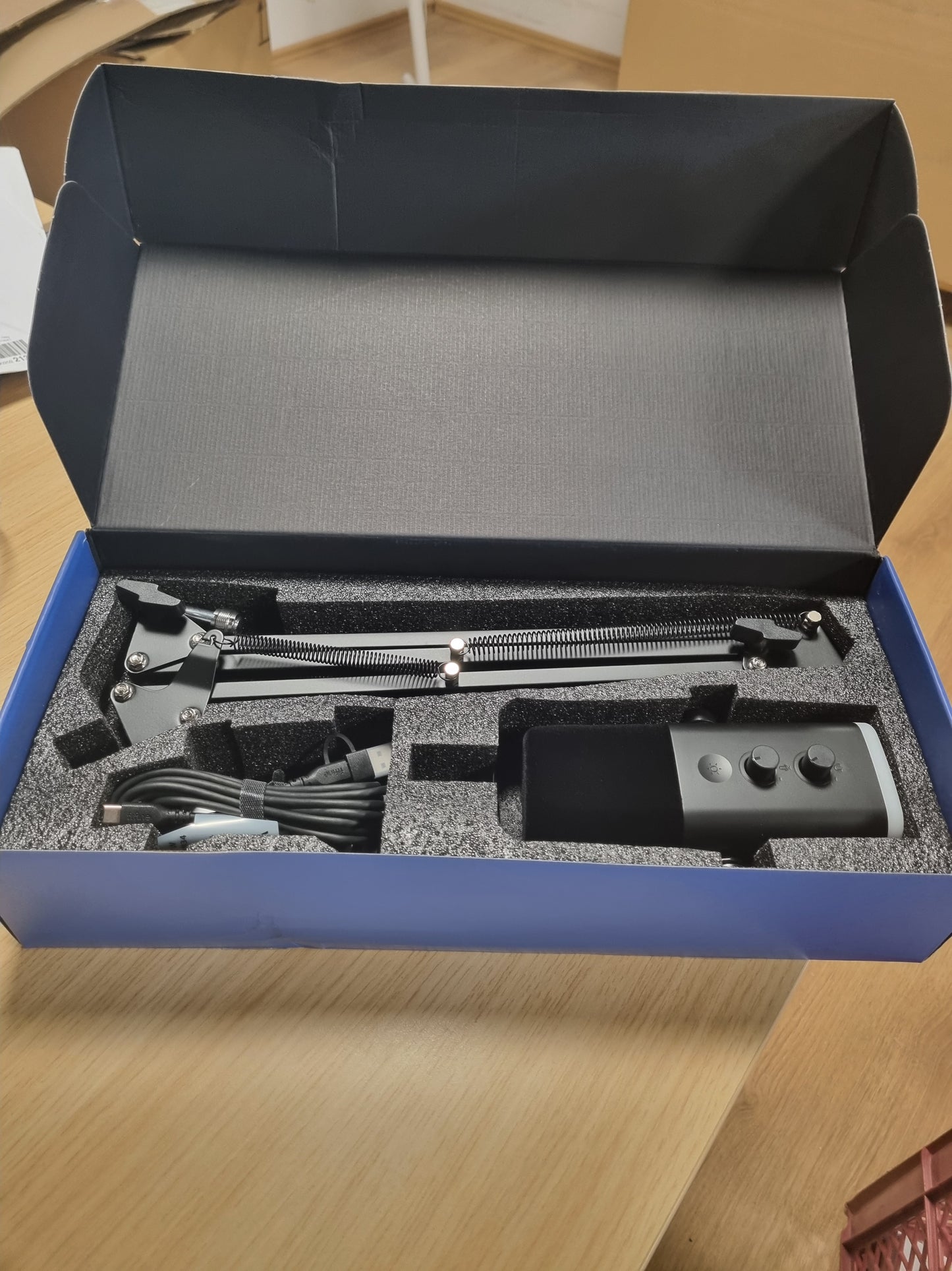 266237 - FIFINE Mikrofon Lojërash USB/XLR për PC PS4 PS5, Mikrofon Dinamik Kardioid RGB me Mbështetëse, për Miksimin e Kartave të Zërit, për Lojëra, Podkaste, Transmetim, Regjistrim Zëri