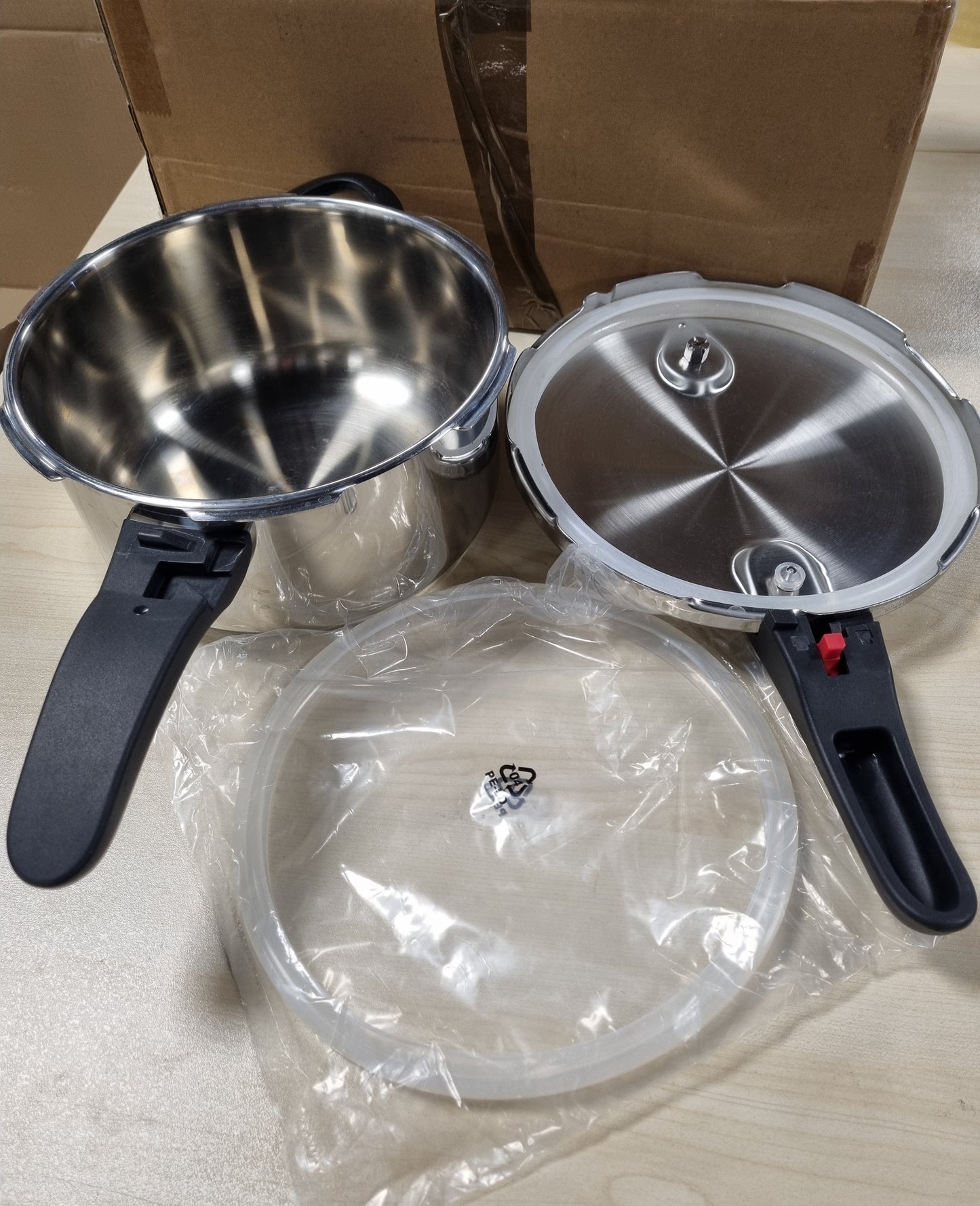 167440 - AMAZON BASICS Tenxhere me Presion prej Çeliku Inox për Induksion - Kapaciteti 4L