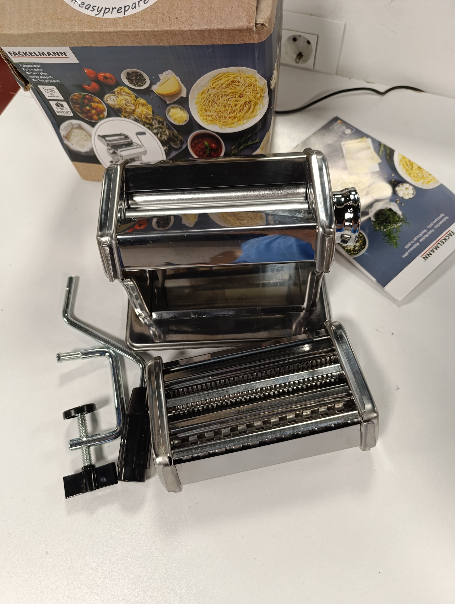 217560 - FACKELMANN Makinë makaronash #easyprepare për makarona të shijshme - aksesorë për fletë lazanjeje, tagliatelle dhe spageti - përfshin kapëse tavoline dhe bazë anti-rrëshqitëse, e bardhë/blu-gri