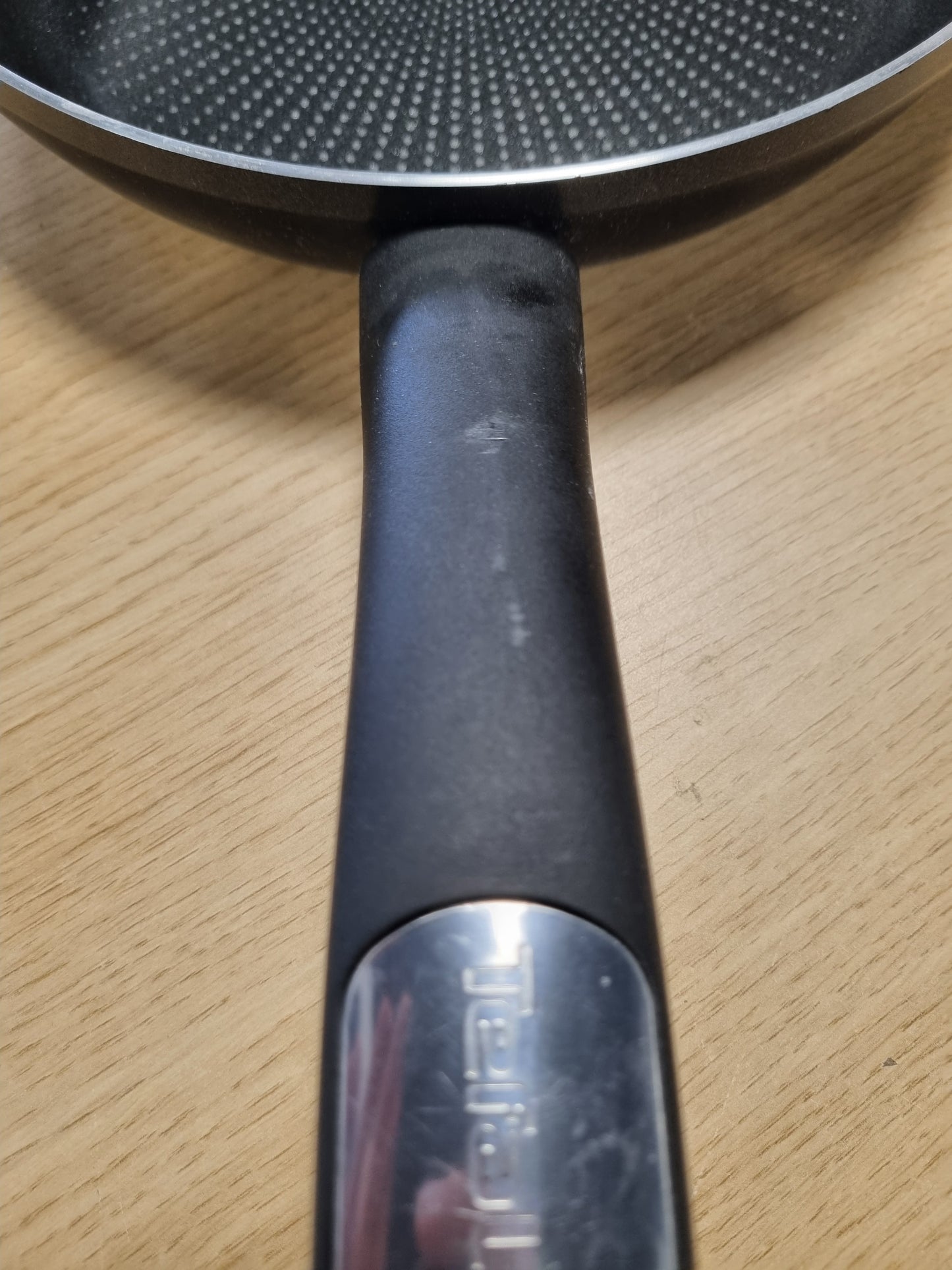 261418 - TEFAL Tigan 24 cm, Shtresë jo ngjitëse me grimca titaniumi, Termo-sinjal, i sigurt për lavastovilje, jo i përshtatshëm për soba me induksion, C38804