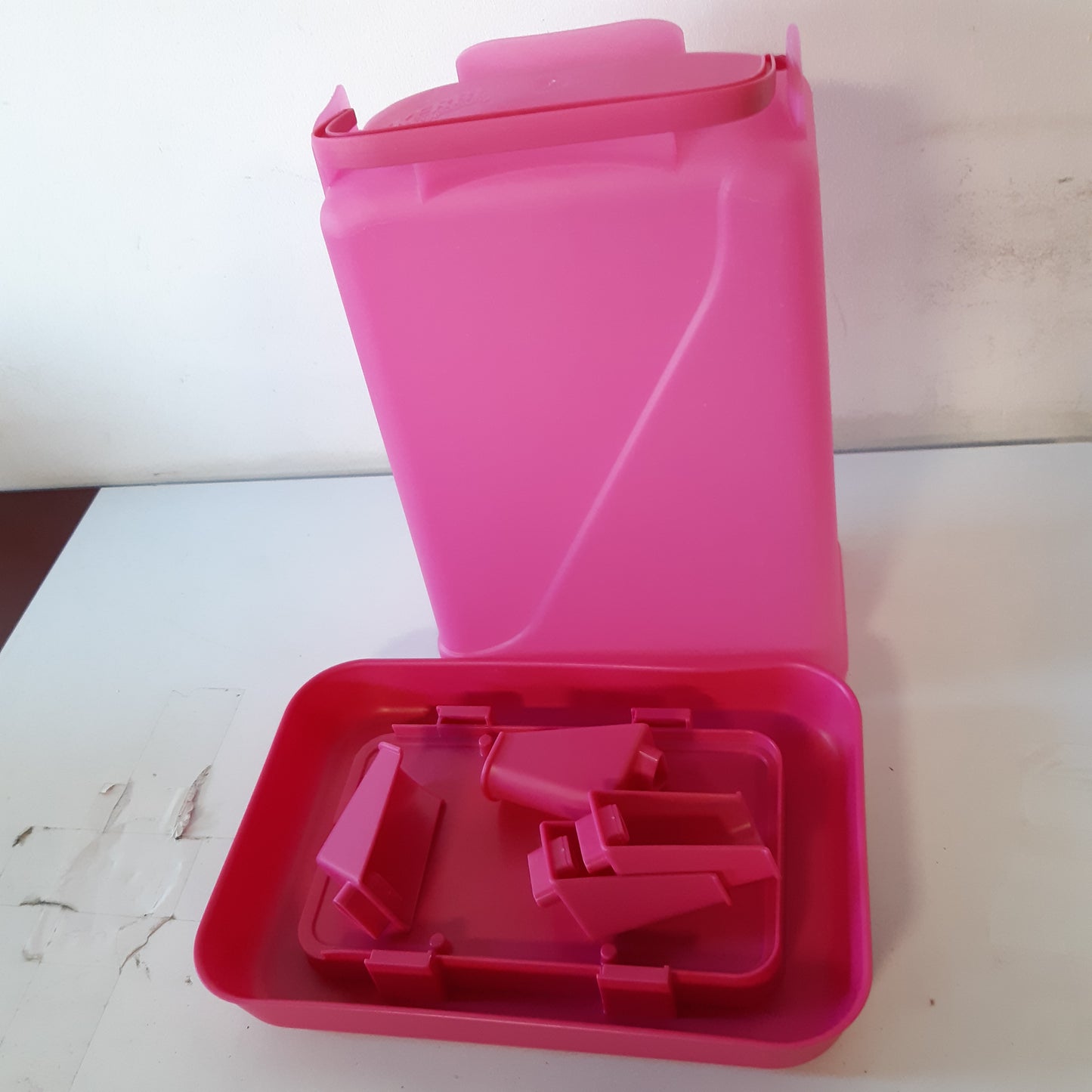 224656 - KERBL - Pijesë plastike me këmbë, 5.5 l, rozë, 19x28x39.5 cm, për shpendë