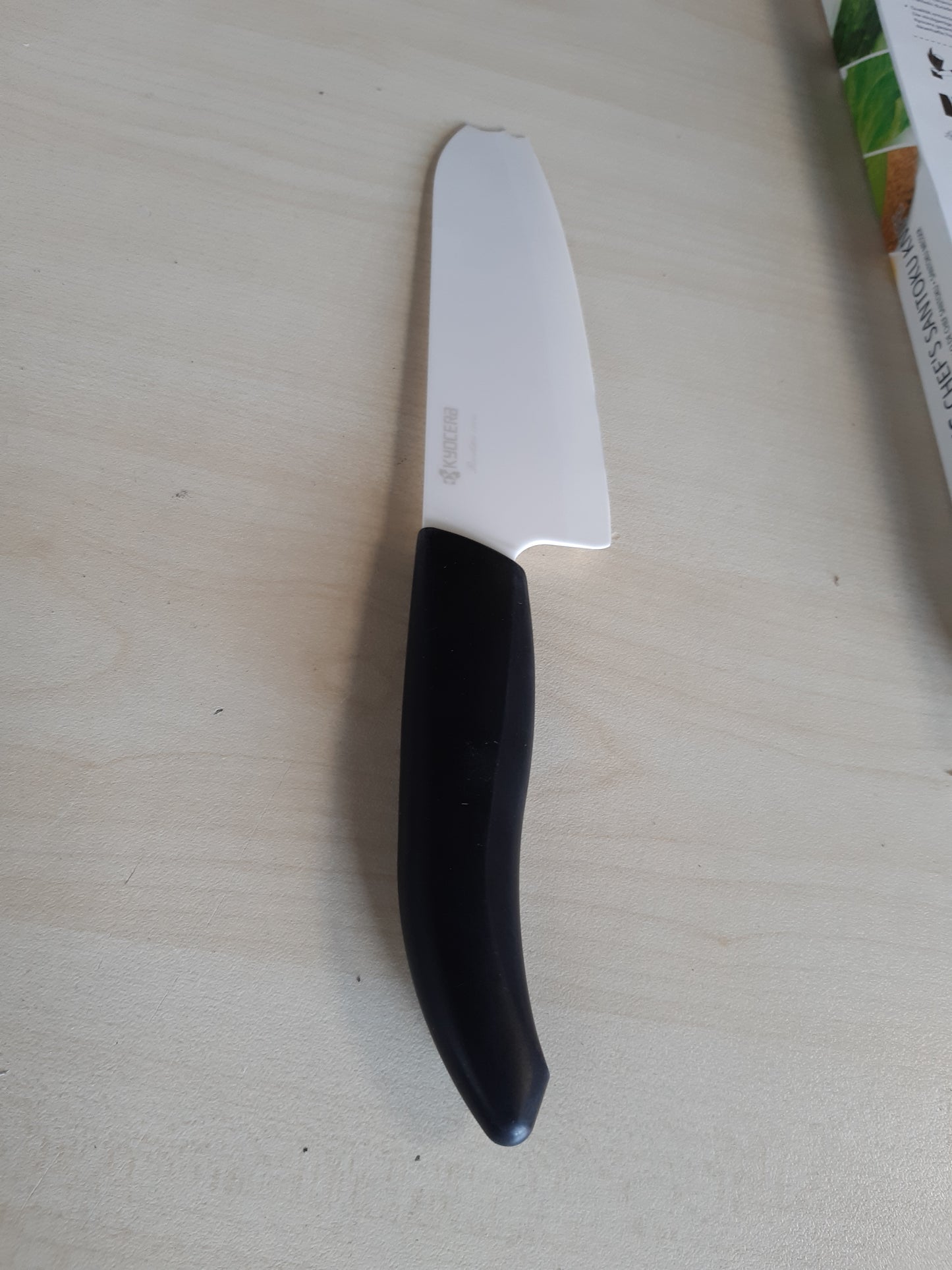 255132 - KYOCERA FK160WHBKEU - Thikë Santoku, koleksioni GEN, e zezë, teh qeramik i klasit të lartë 11.5 cm, ultra e mprehtë dhe e qëndrueshme - paketim i ri