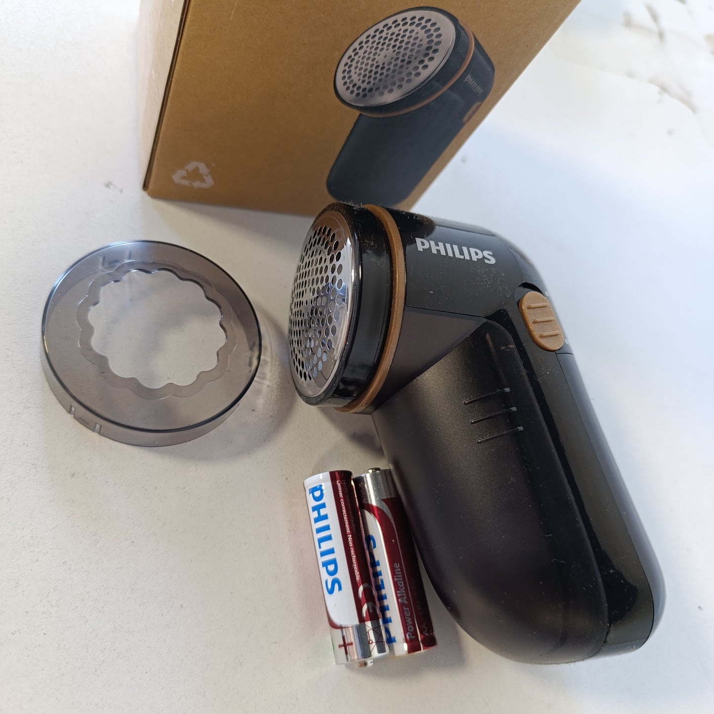 215787 - PHILIPS Makinë rroje për pëlhura – 8800 rpm, sipërfaqe e madhe tehu, 3 madhësi rrjete, e sigurt për të gjitha pëlhurat, e lehtë për t’u pastruar, 2 bateri AA, dizajn kompakt (GC026/80)
