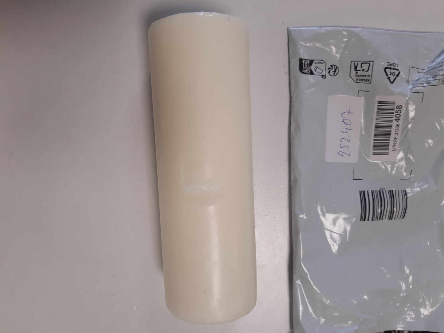 252407 - RAYHER Qiri shtyllë, krem, i rrumbullakët, 100% parafinë, lartësi 25 cm, 8 cm ø