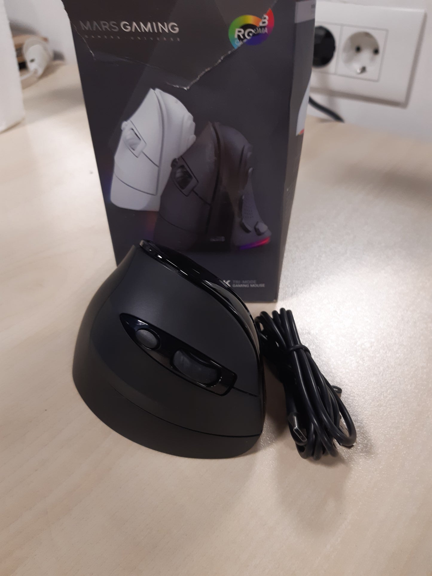 189222 - MARS GAMING MM-SK, Maus Vertikal me Tel, Ergonomik, Ndriçim RGB Chroma, Sensor Optik 8400DPI, Çelësat Mekanikë Huano, 9 Butona Programues, Mode Tri-Gjendje, Ngjyra e Zezë