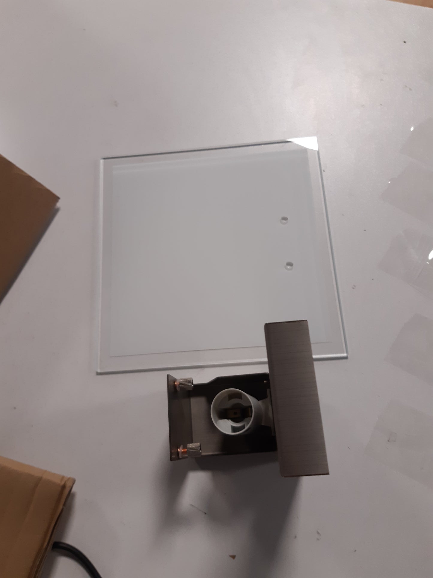 251612 - BRILLIANT Llambë muri katrore Sonian, hekur/e bardhë | 1x C35, E14, 40W | Shkalla e efikasitetit të energjisë A++ deri në E | E përshtatshme për llamba LED