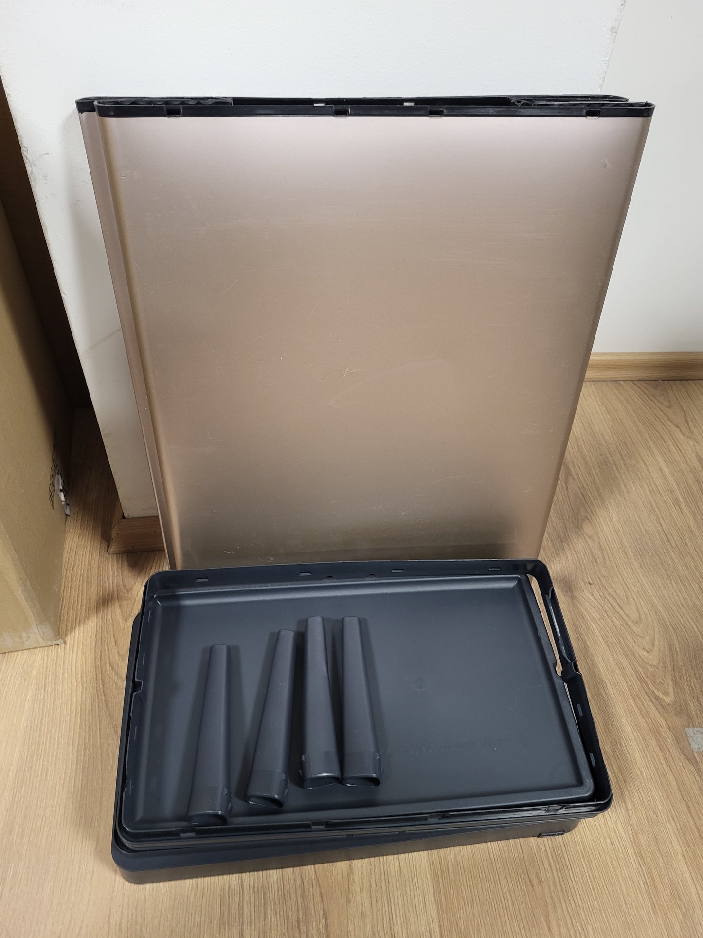 250865 - CURVER Verto - Kosh plehrash 54L, 43.5 x 26.5 x 68.7cm, kapak me kopje, dizajn elegant, i lehtë për t’u montuar, i përshtatshëm për riciklim, rozë perle