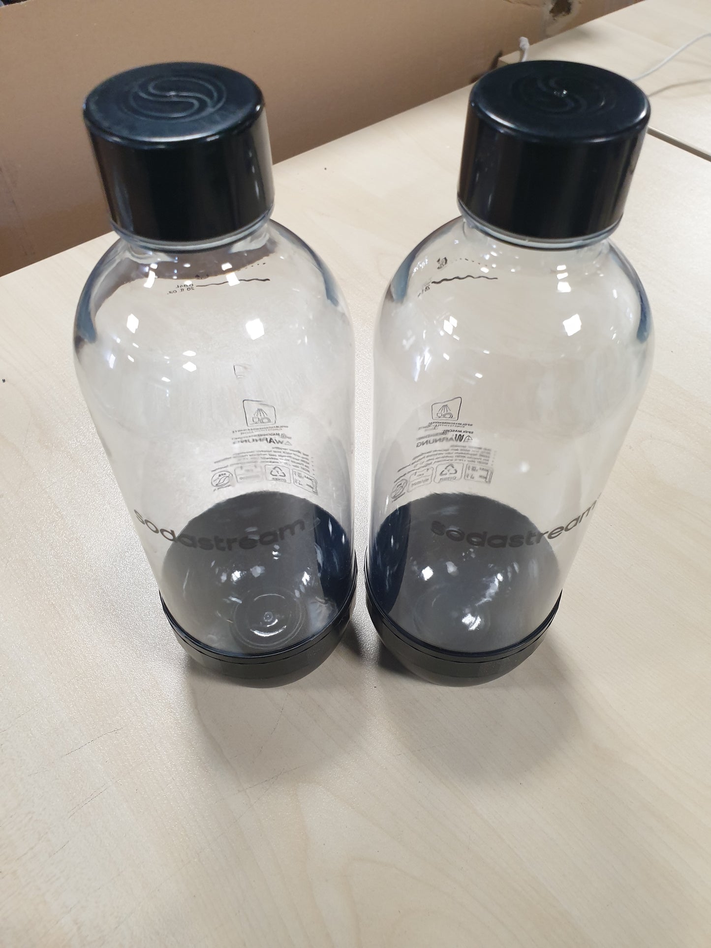 179665 - SODASTREAM DuoPack Shishe Zëvendësuese Tritan 1L për Pajisjet e Ujit të Gazuar, Shishe Plastike me Kapak me Vidë, Seti përfshin 2 Shishe PET të Zeza, 1L