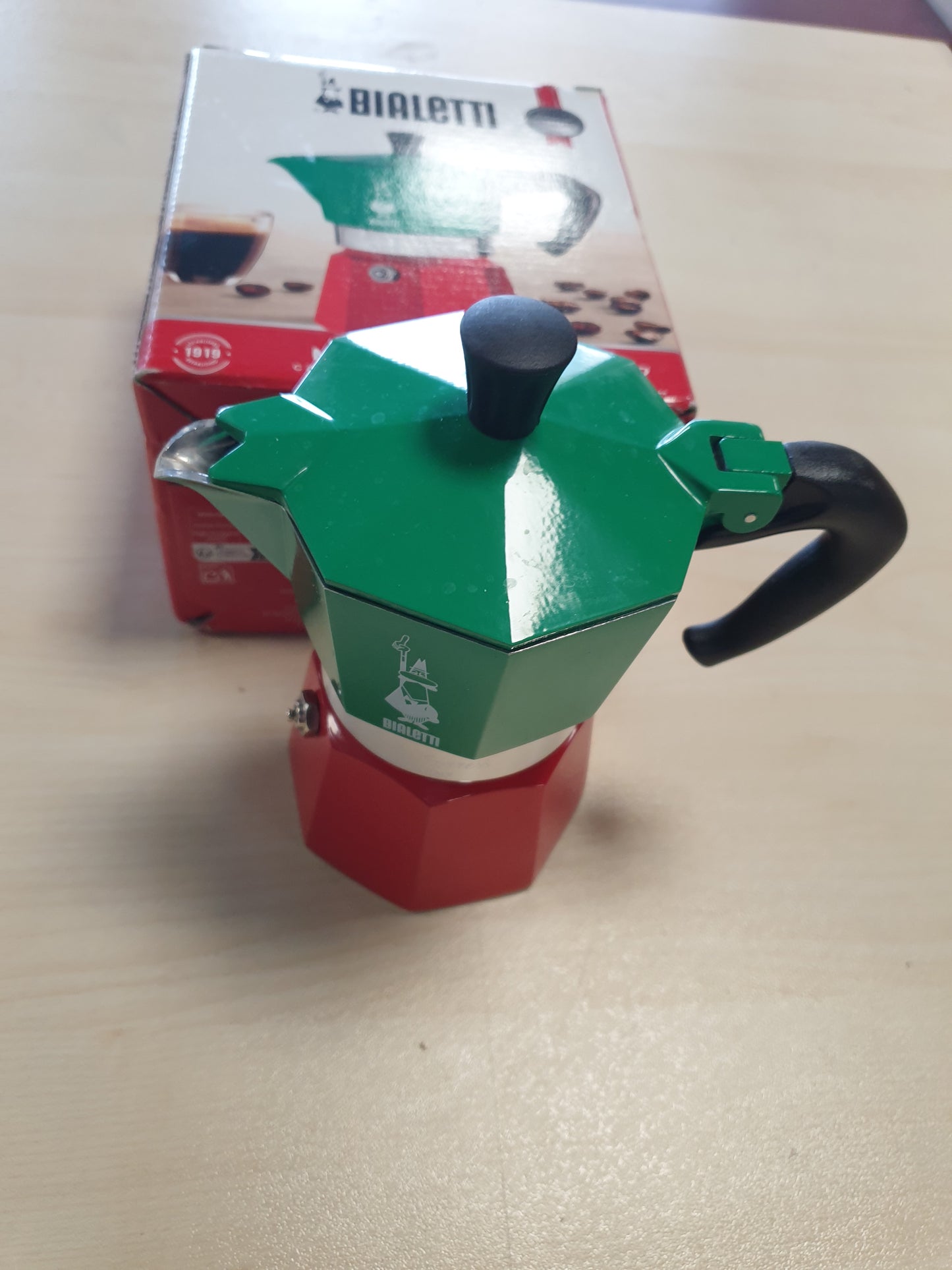 251162 - BIALETTI - Moka Express Italia: Makinë ekspreso për 3 filxhanë (130 ml), alumini, ngjyrë e kuqe/jeshile/argjendi.