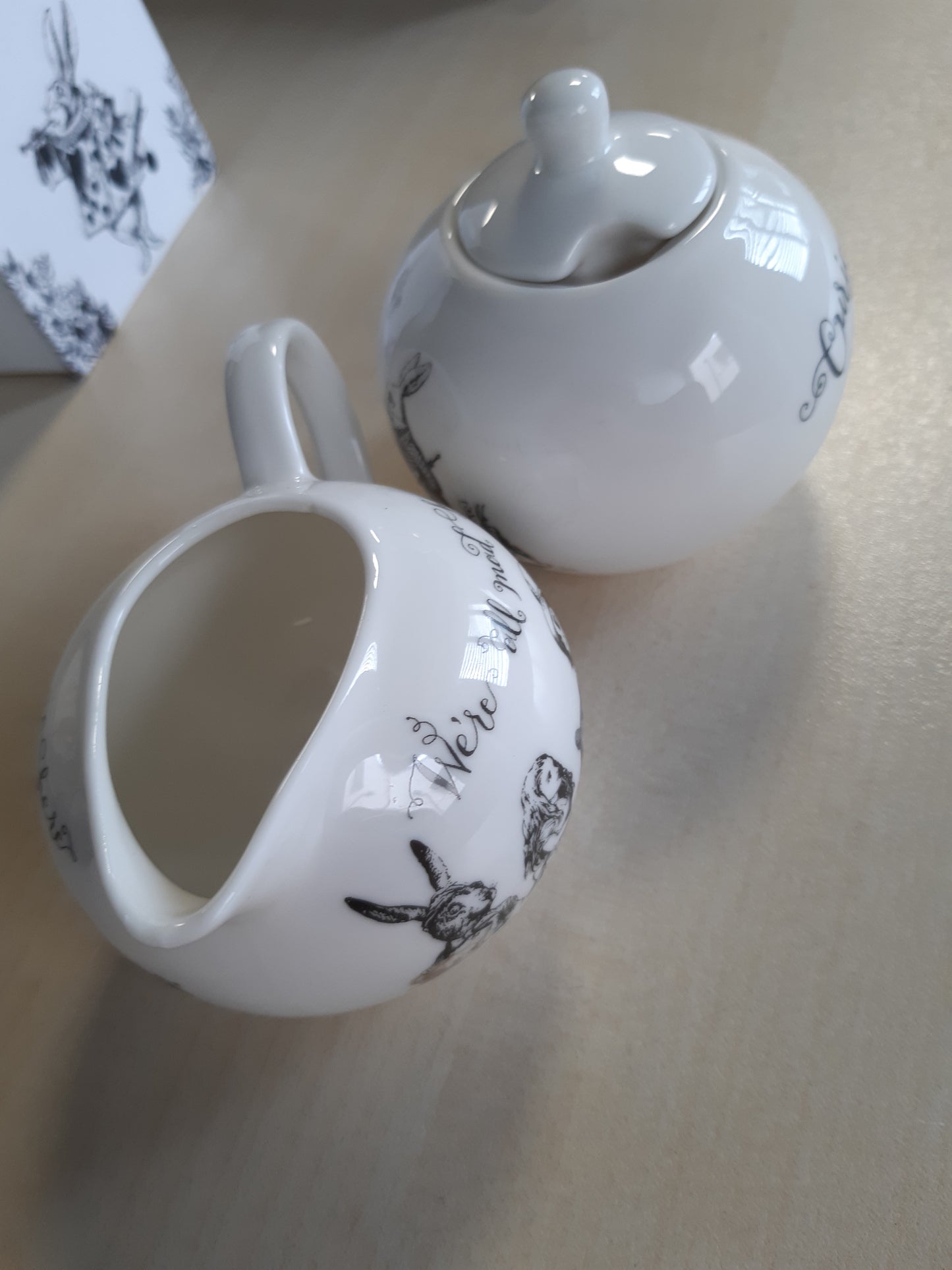 250734 - V&A Tas sheqeri dhe enë qumështi Alice in Wonderland, porcelan i hollë, në kuti dhurate luksoze