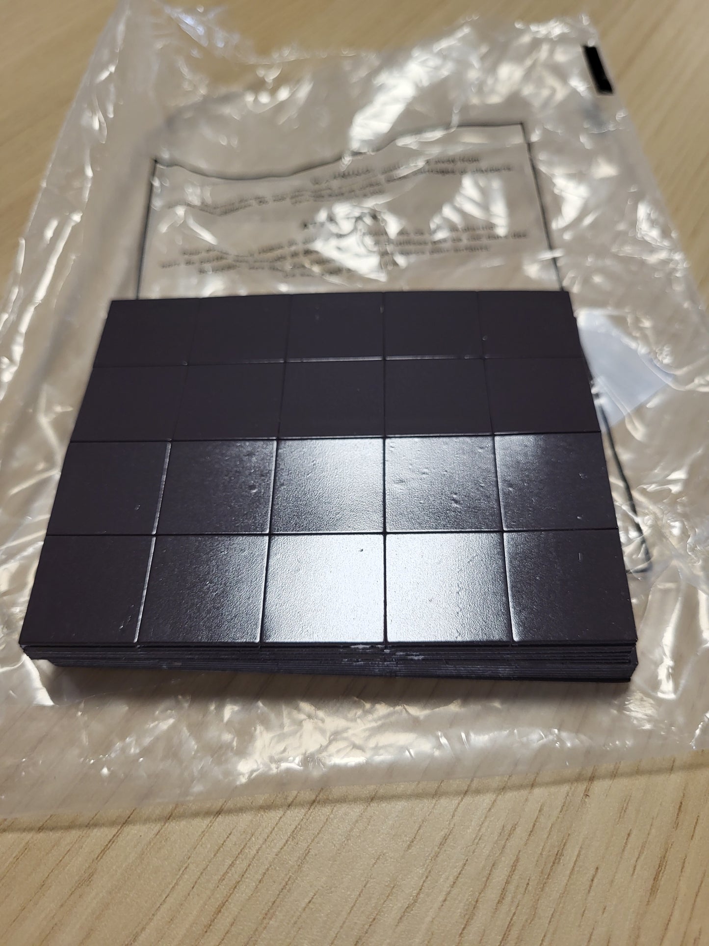 220725 - AOYFUWELL Jastëkë magnetikë vetëngjitës 280 - Magnetë të fuqishëm 20x20 mm për tabela, foto dhe organizim (Pako ekonomike)