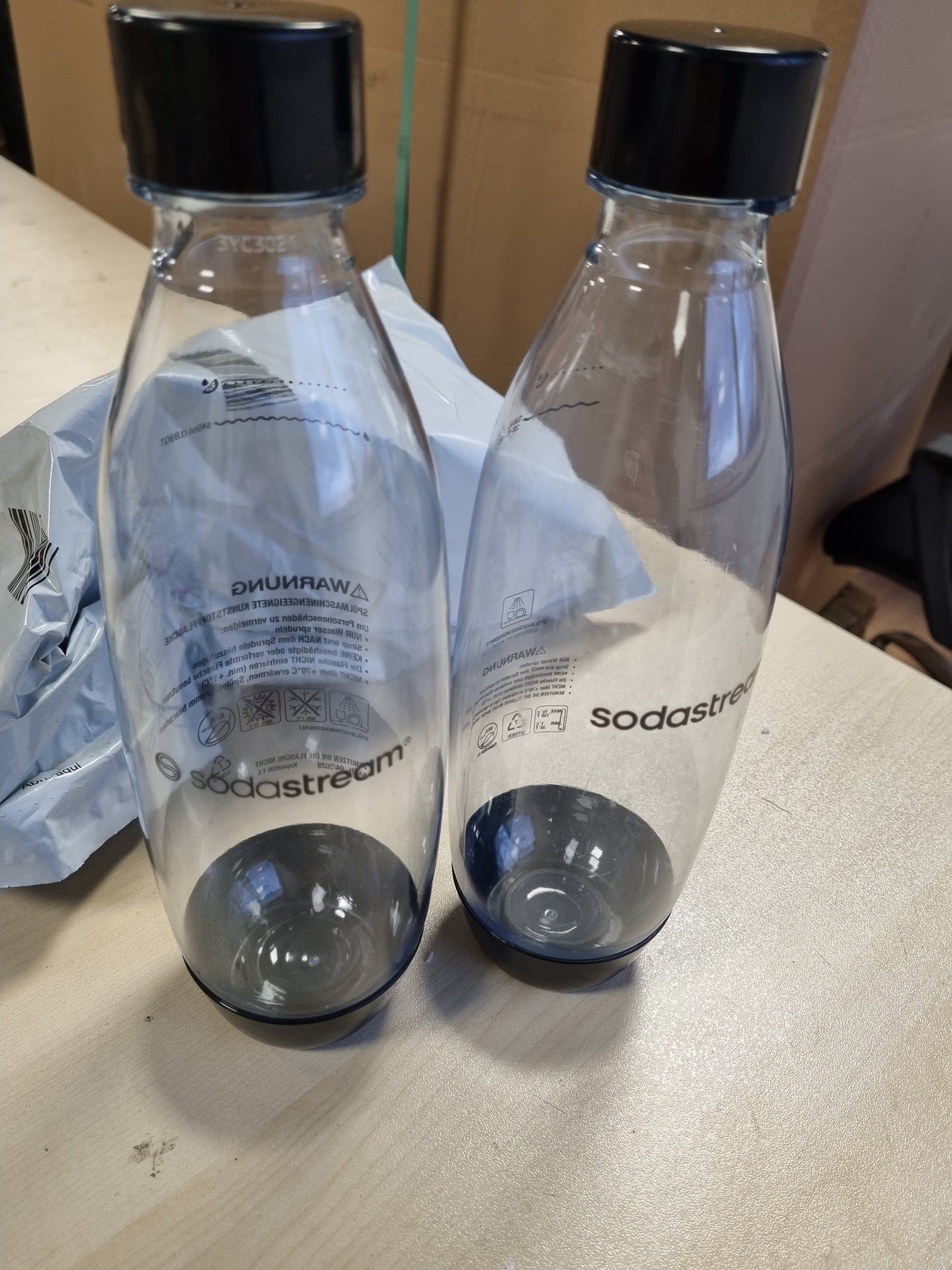 261500 - SODASTREAM Siguresë – 2 x Shishe Uji të Ripërdorshme 1 L; të Sigurta për Larje në Lavastovilje; E Përputhshme me Gaia; Duo; E-Duo; Spirit; Terra; E-Terra; Art; Enso; Power; Easy; One Touch; E Zezë