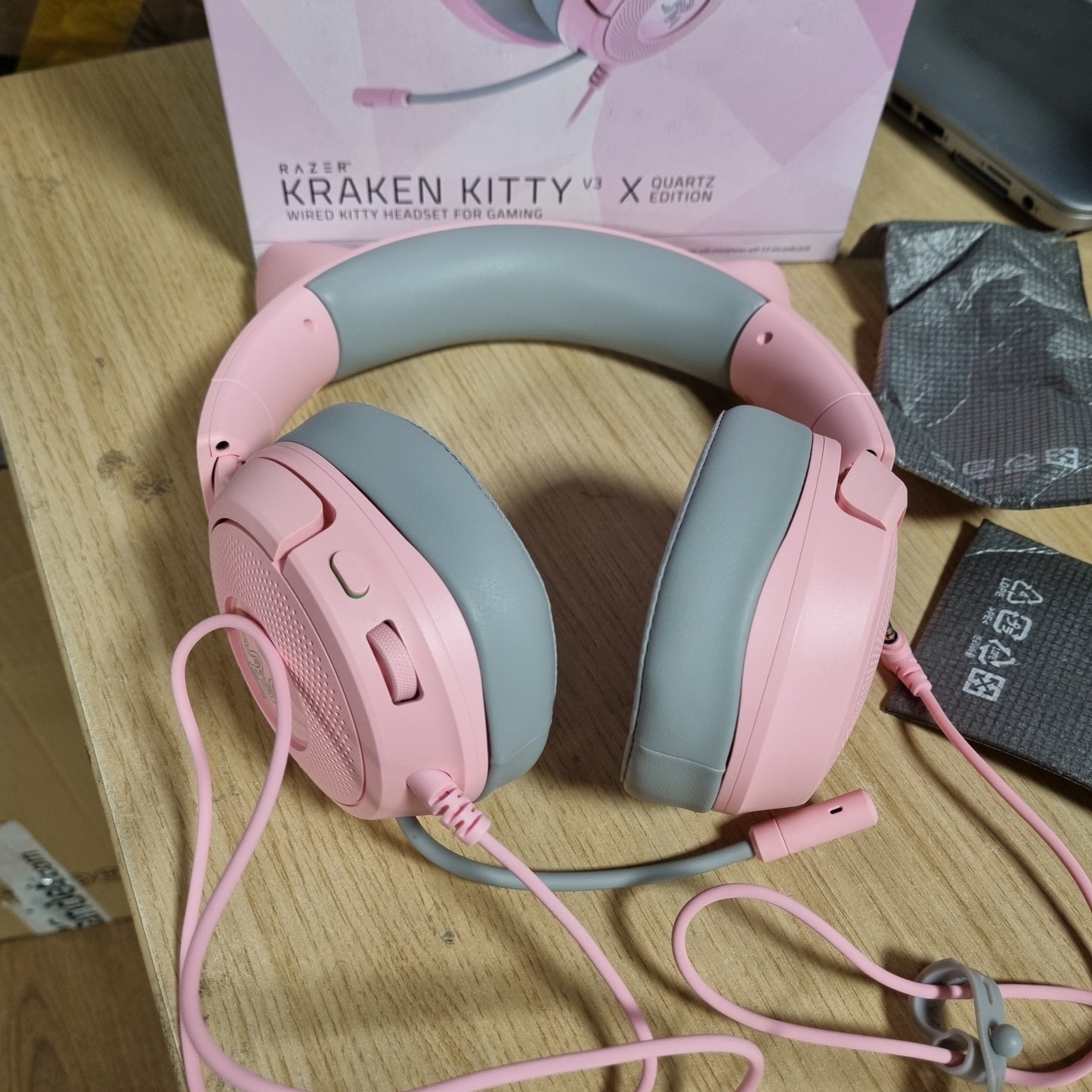 188818 - RAZER Kraken Kitty V3 X, Kufje lojëratore me Ikona të Veshëve të Kitty, Pesha 270g, Mikrofon Kardioid HyperClear, Drajverë TriForce 40mm, Jack 3.5mm, Në Ngjyrë Quartz
