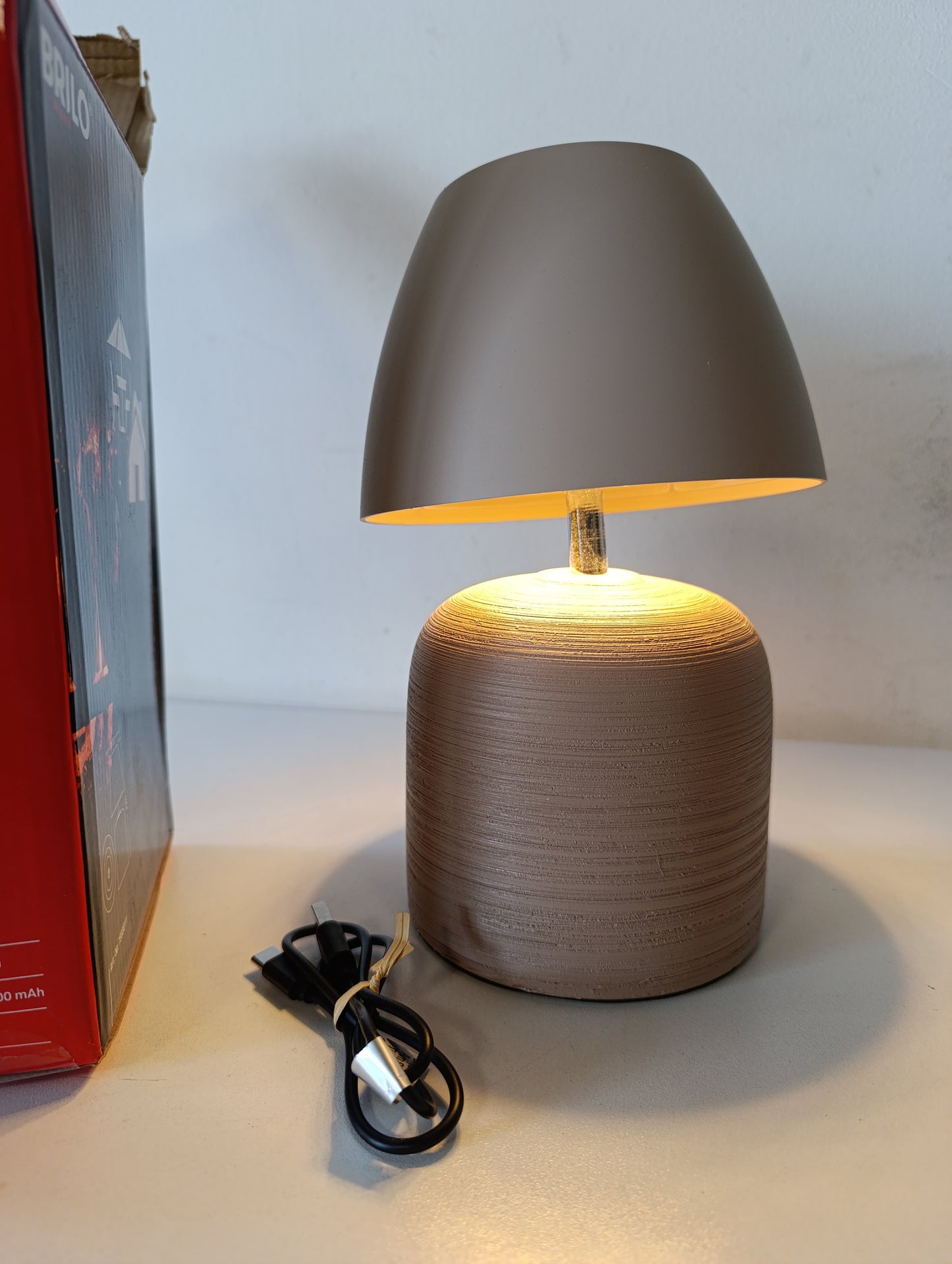 217691 - BRILONER - Llambë Tavoline LED Pa Tel IP44, 13.5x22 cm, e Errësueshme, Bazë Qeramike, Llambë Rikarikueshme, Llambë e Jashtme, Bezhë