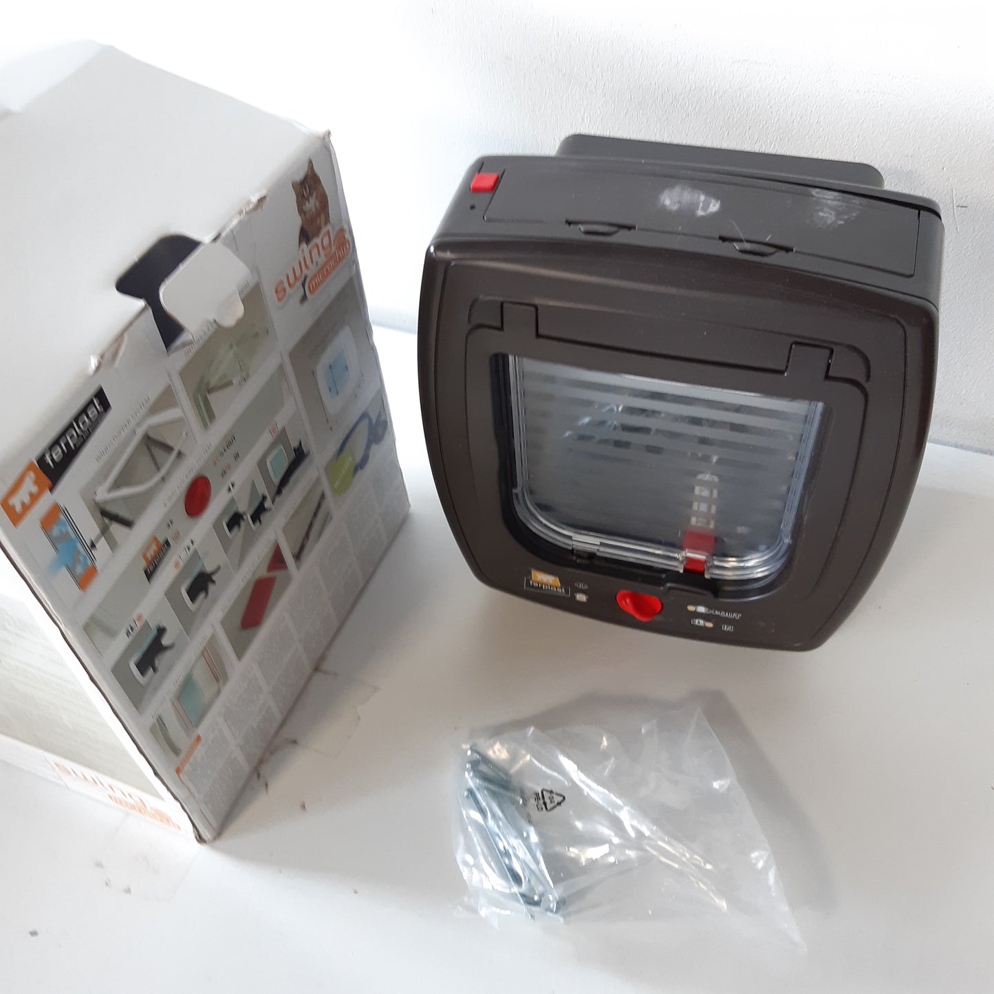 221049 - FERPLAST Kapak Elektronik me Mikroçip për Mace, Derë për Mace, Hyrje dhe Dalje e Kontrolluar në 4 Drejtime, Qafore me Mikroçip të Përfshirë, Ngjyrë Kafe