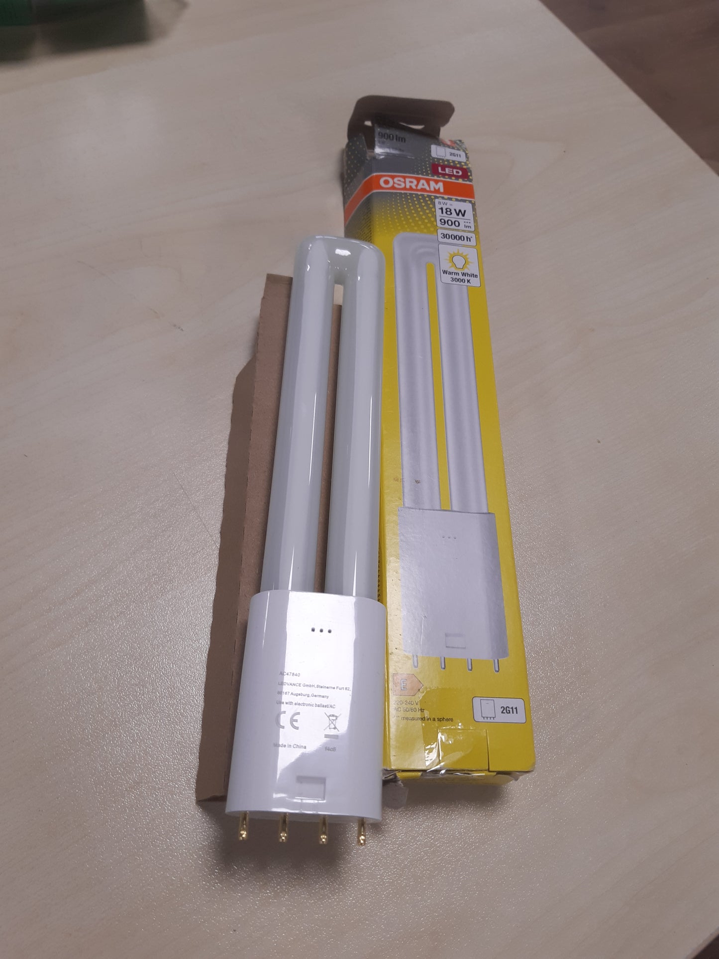 247813 - Osram Llambë LED DULUX L18 për prizë 2G11, 8 vat, 900 lumen, e bardhë e ngrohtë (3000K), ekuivalente me llambën konvencionale 18W